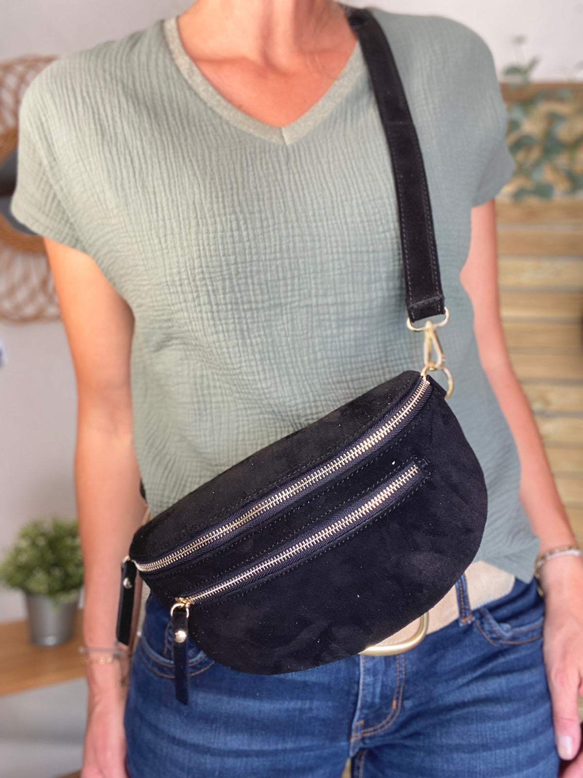 Sac banane en croûte de cuir + poche avant ALISON - Noir