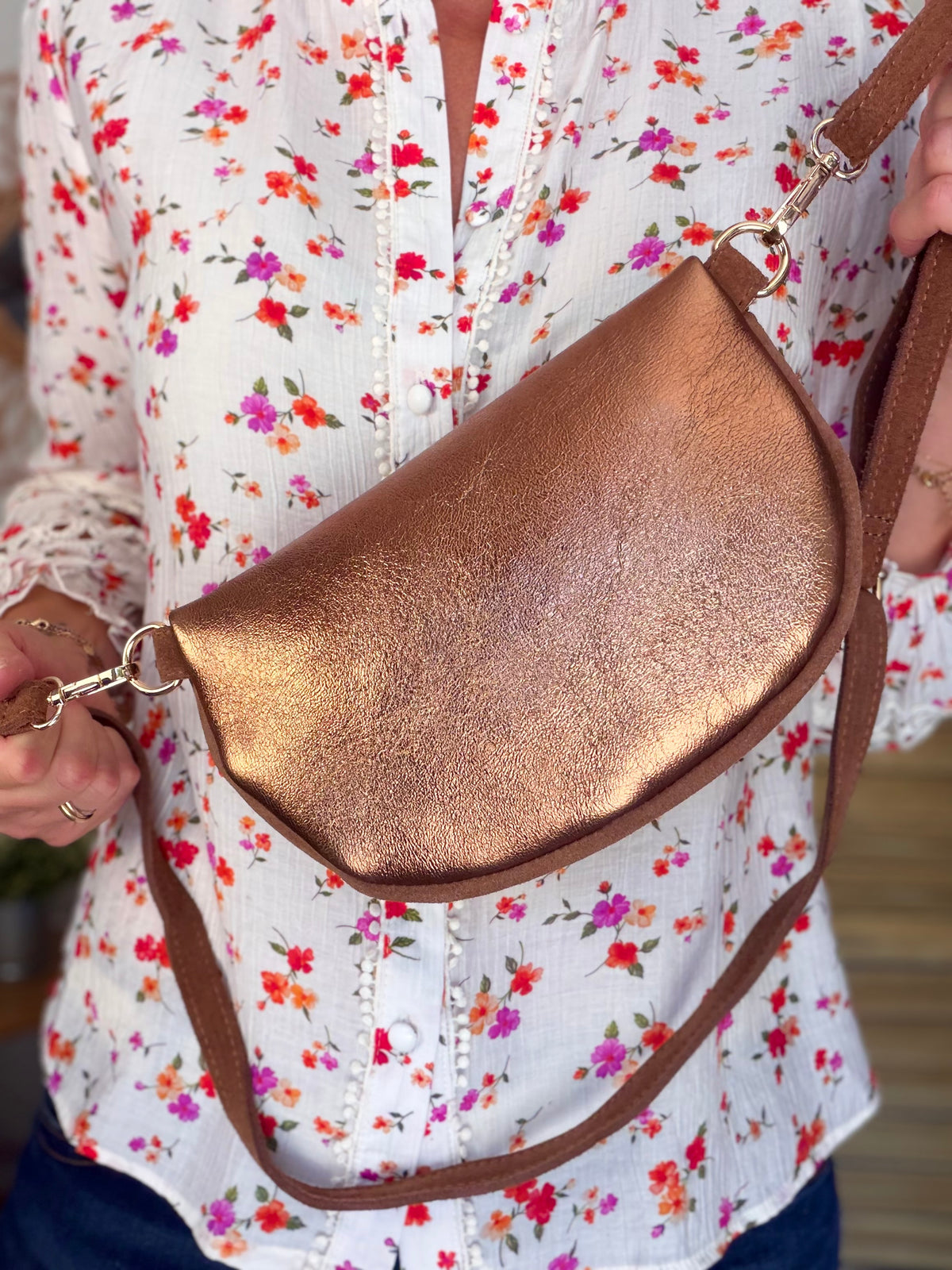 Sac banane M bi-matière en cuir irisé et velours 24cm - POLLY- Choco/Bronze • FIN DE SÉRIE