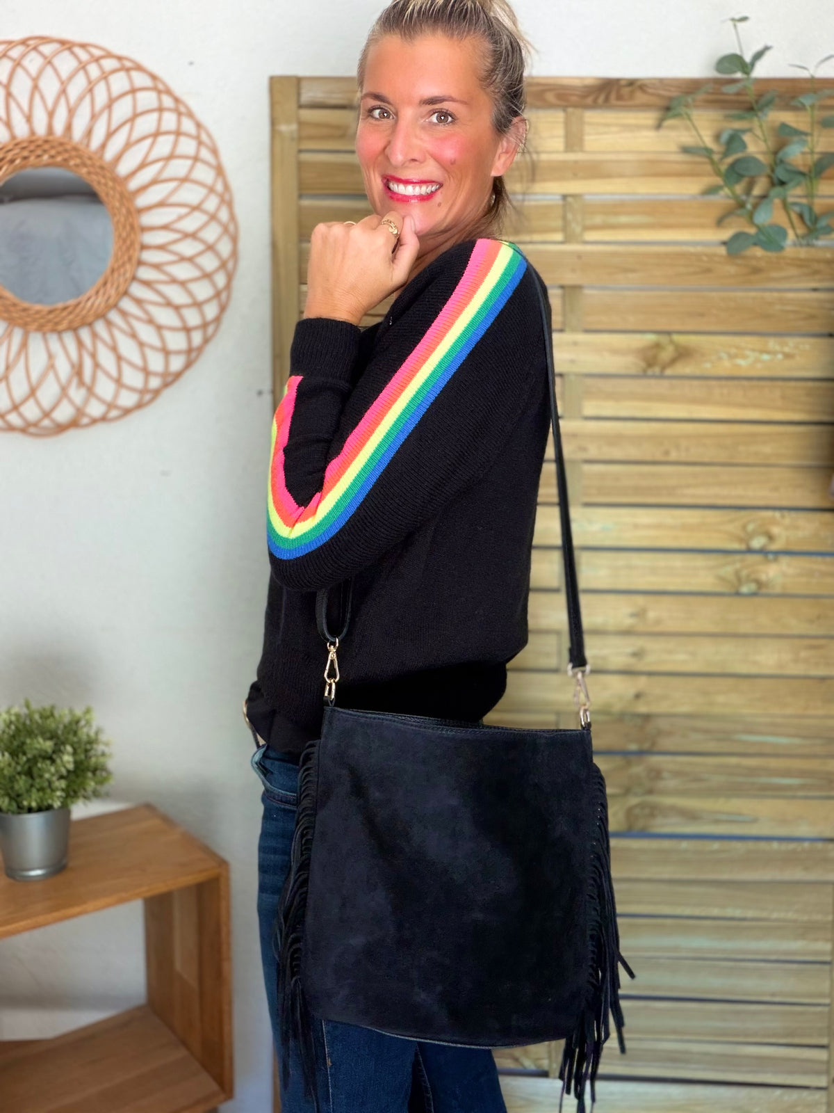 Pull épais avec bandes arc-en-ciel, col V - RAINBOW 🌈 Noir - Winter 2026