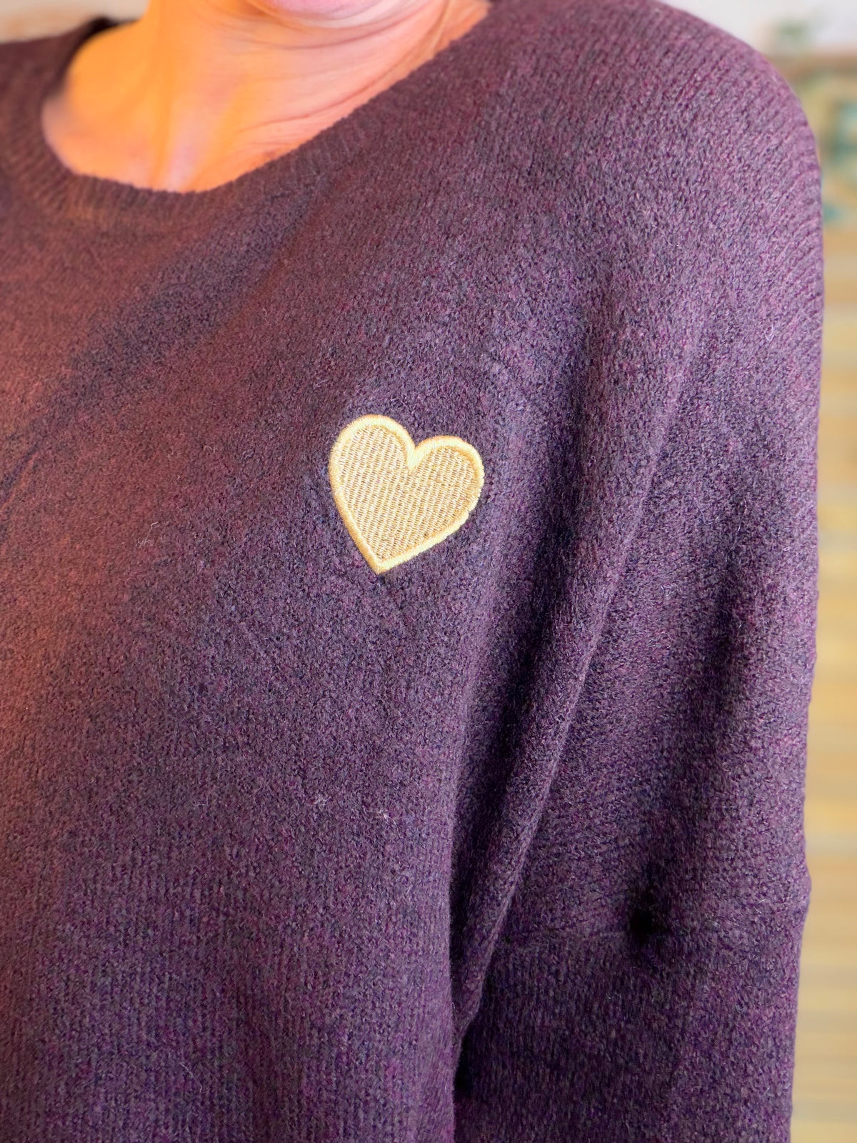 Pull léger en maille cœur doré brodé 💛 MELISSA - Aubergine
