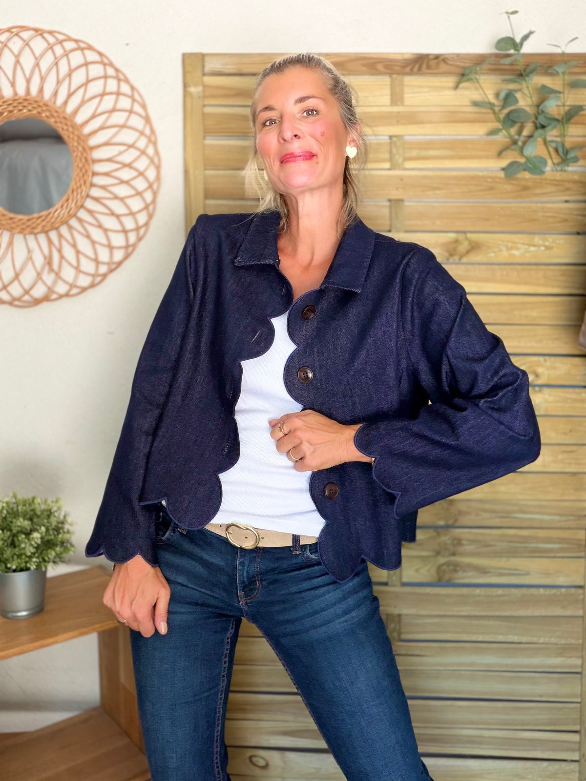 Veste courte à bords festonnés en denim CALISTE - Bleu brut • DÉSTOCKAGE