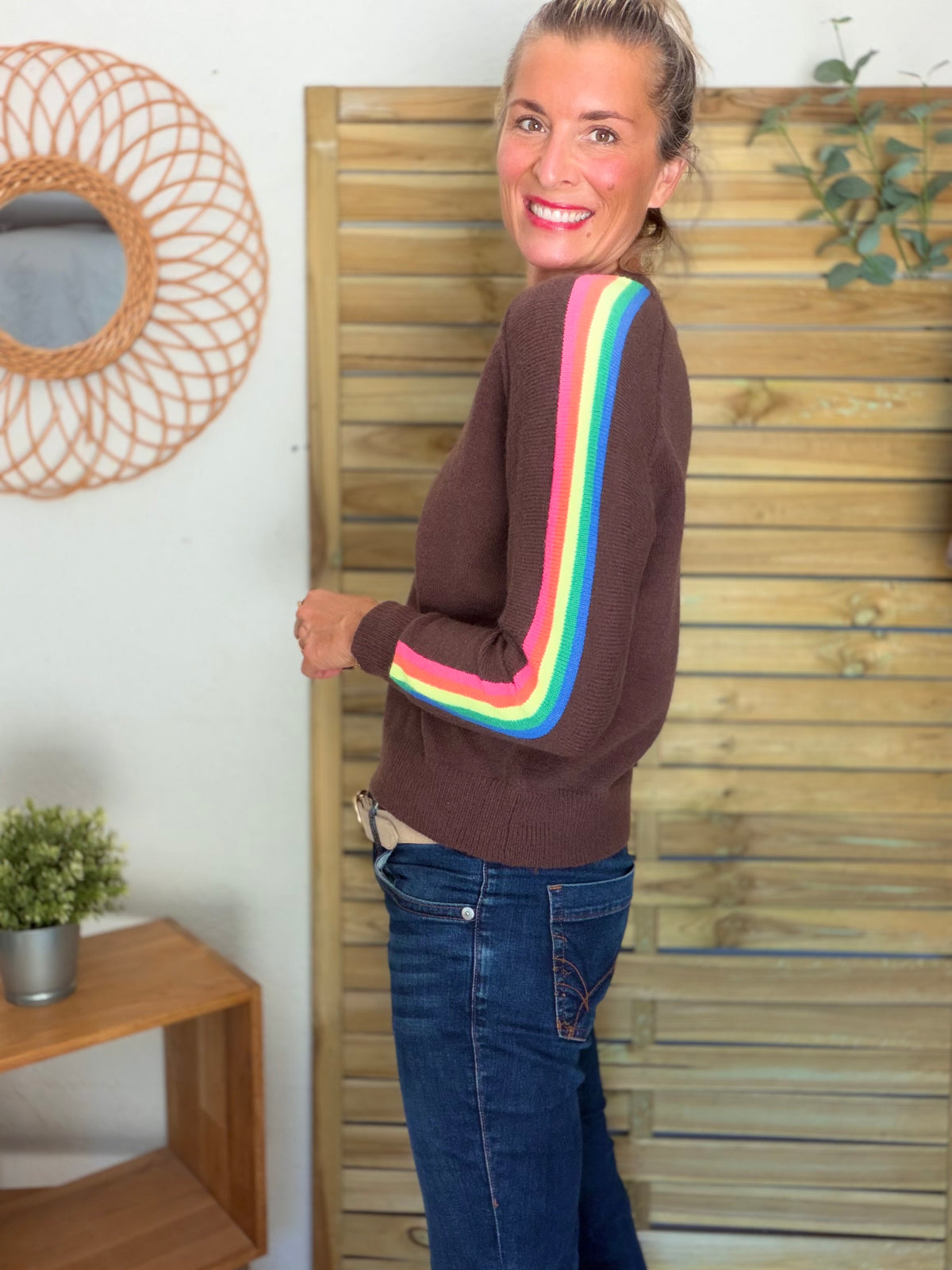 Pull épais avec bandes arc-en-ciel, col V - RAINBOW 🌈 Chocolat - Winter 2026