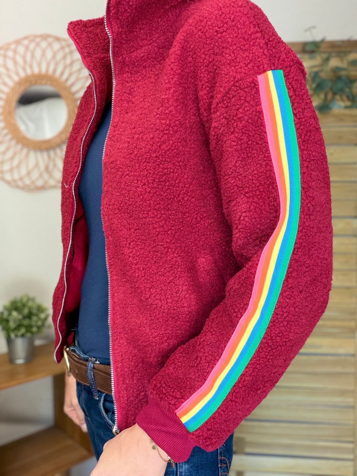 Veste Sherpa zippée bandes Arc-en-ciel CORALIE Bordeaux 🌈