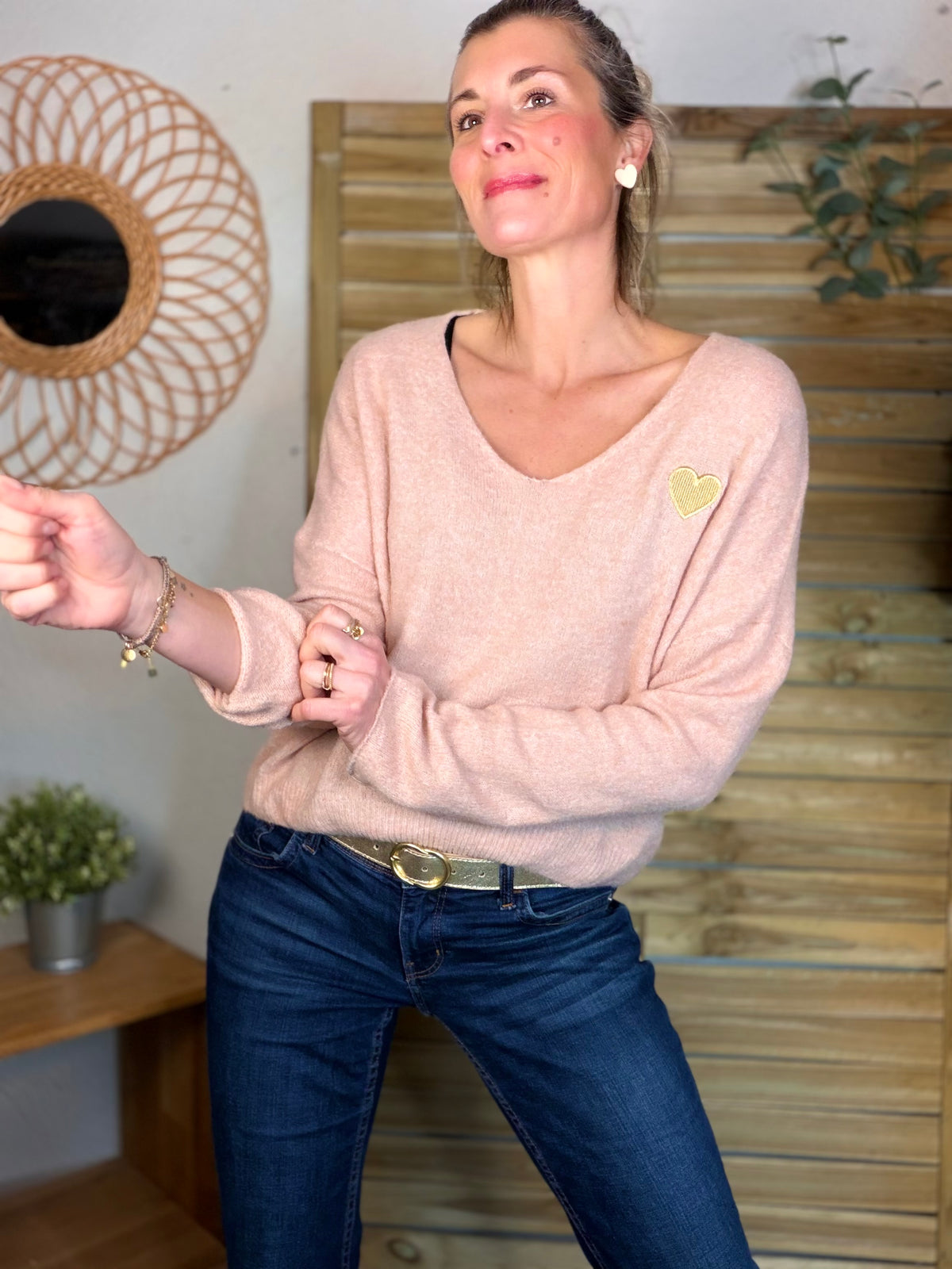 Pull léger en maille col V cœur doré brodé 💛 MELINA - Rose clair