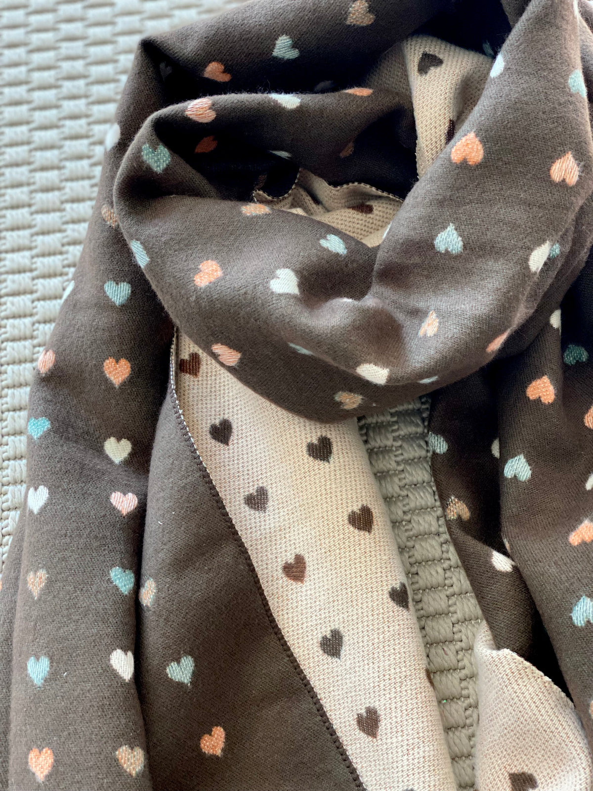 Écharpe douce réversible Coeurs SIMONE - Choco / Beige 💙🩷💛