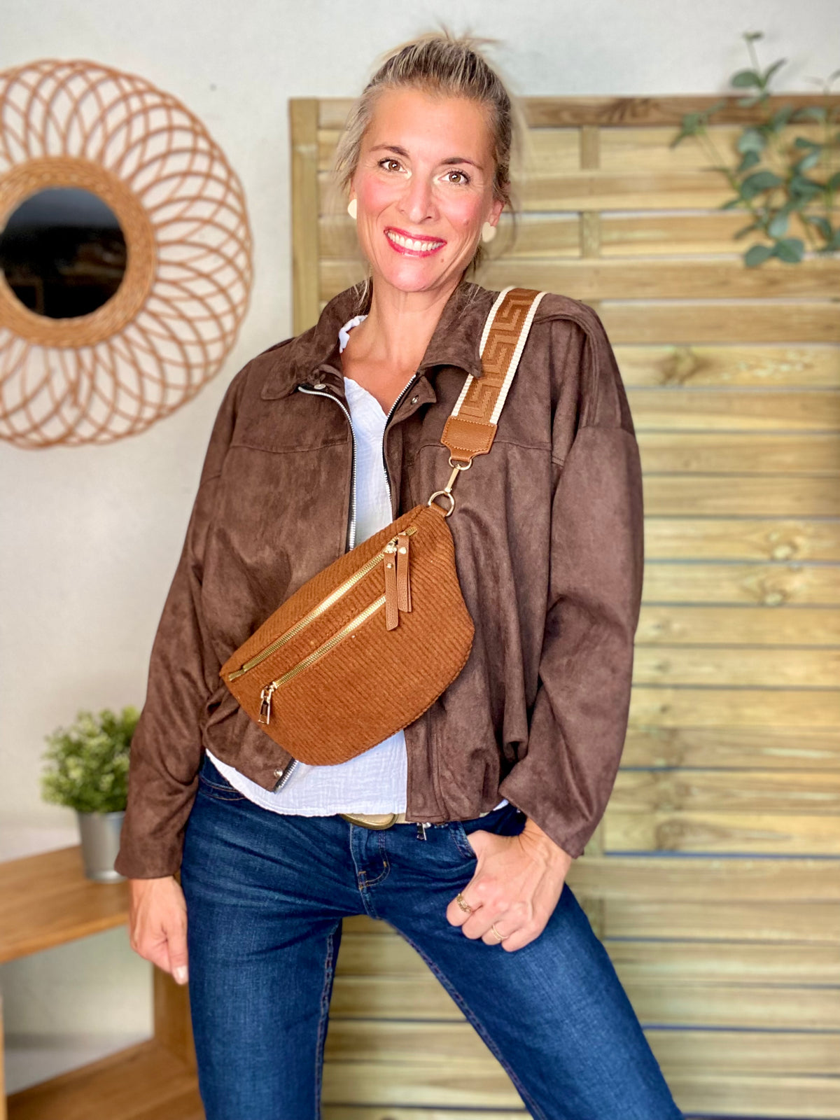 Sac banane L en velours côtelé 2 zips et sangle fantaisie - ASHLY - Camel foncé • FIN DE SÉRIE