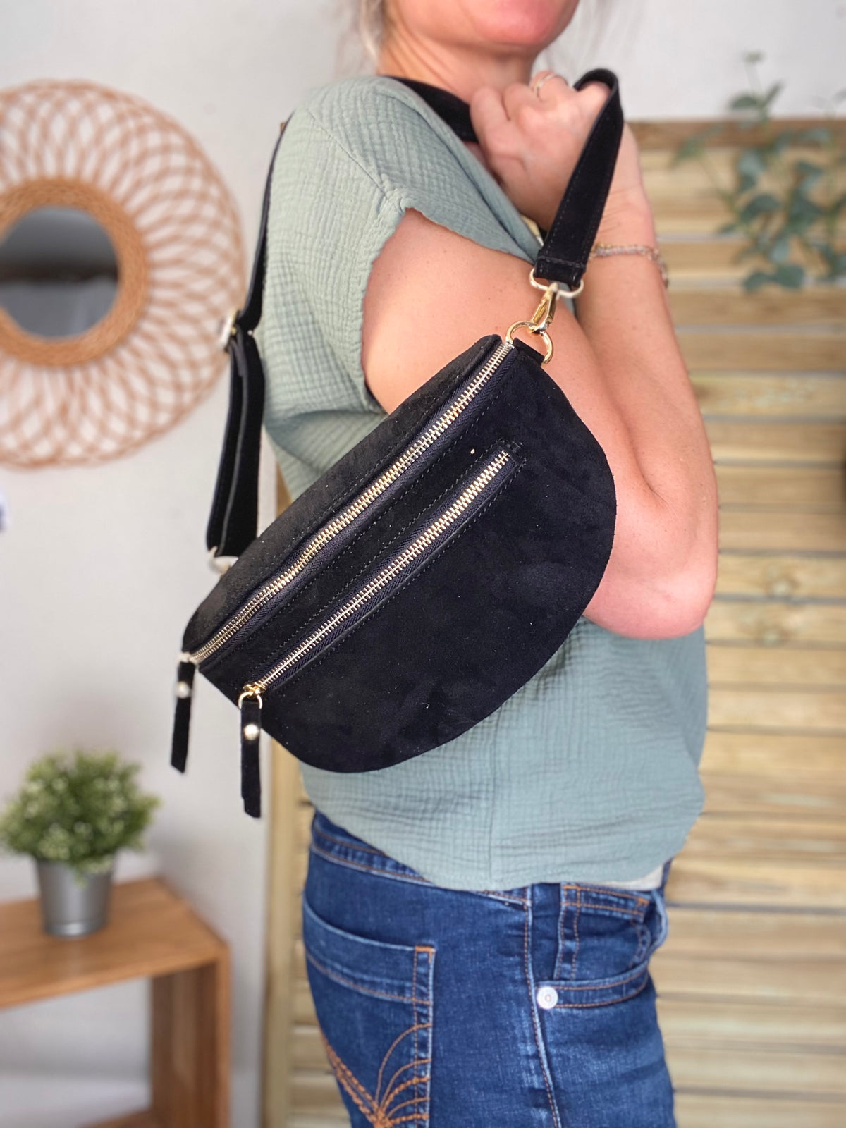 Sac banane en croûte de cuir + poche avant ALISON - Noir
