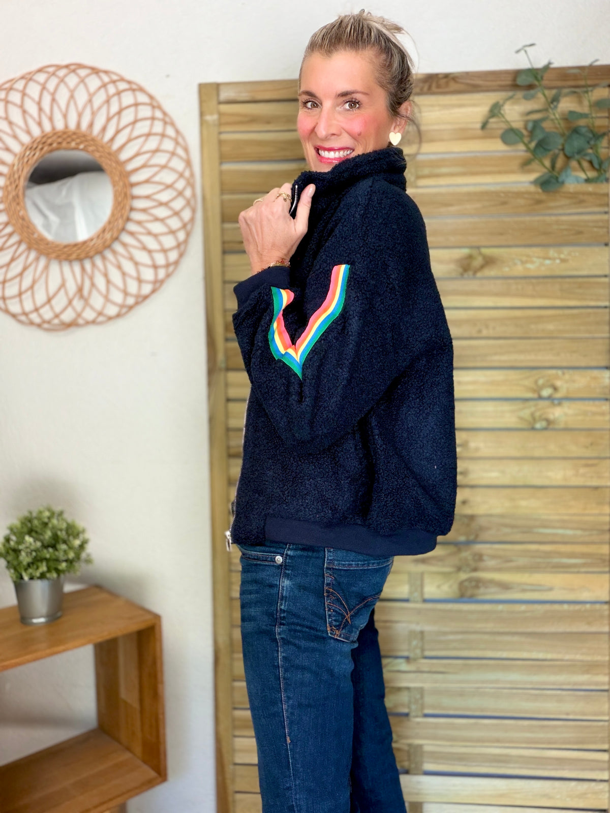Veste Sherpa zippée bandes Arc-en-ciel CORALIE Bleu marine 🌈