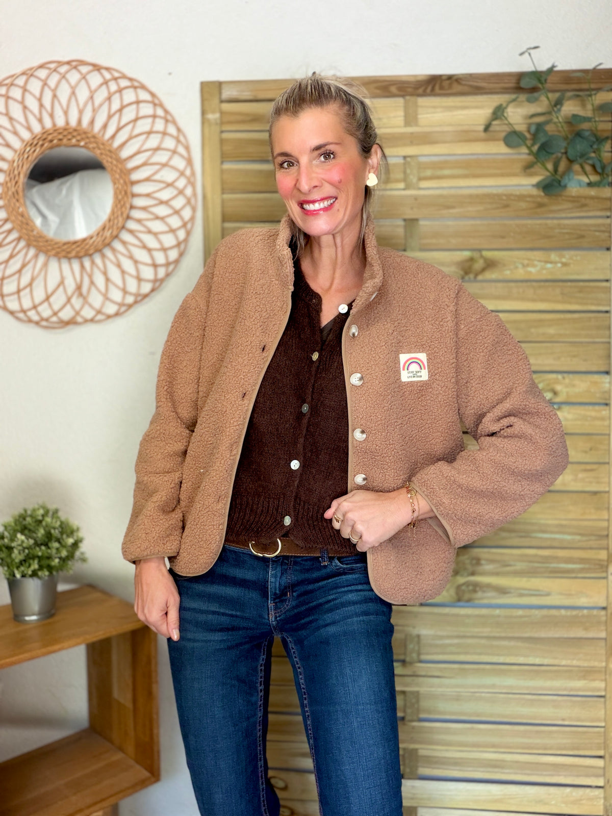 Veste Sherpa boutonnée écusson Arc-en-ciel ÉNORA Taupe rosé