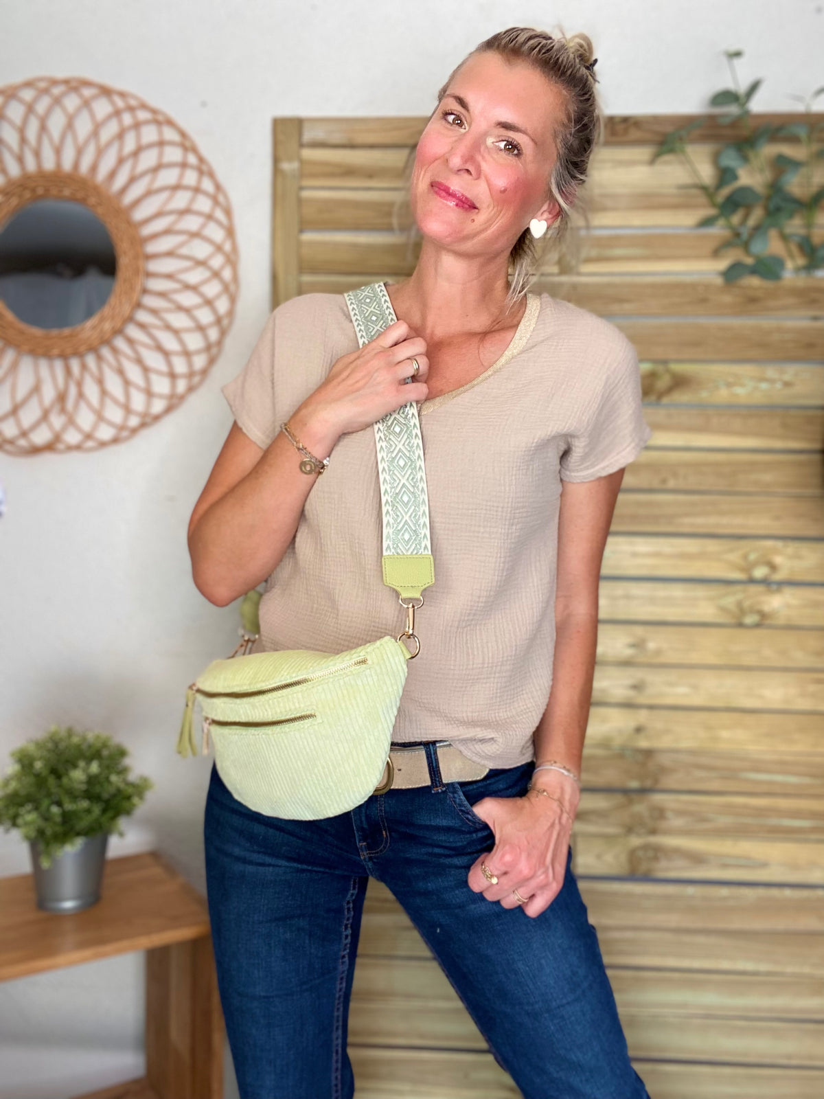Sac banane L en velours côtelé 2 zips et sangle bicolore - ASHLY - Vert d’eau • FIN DE SÉRIE
