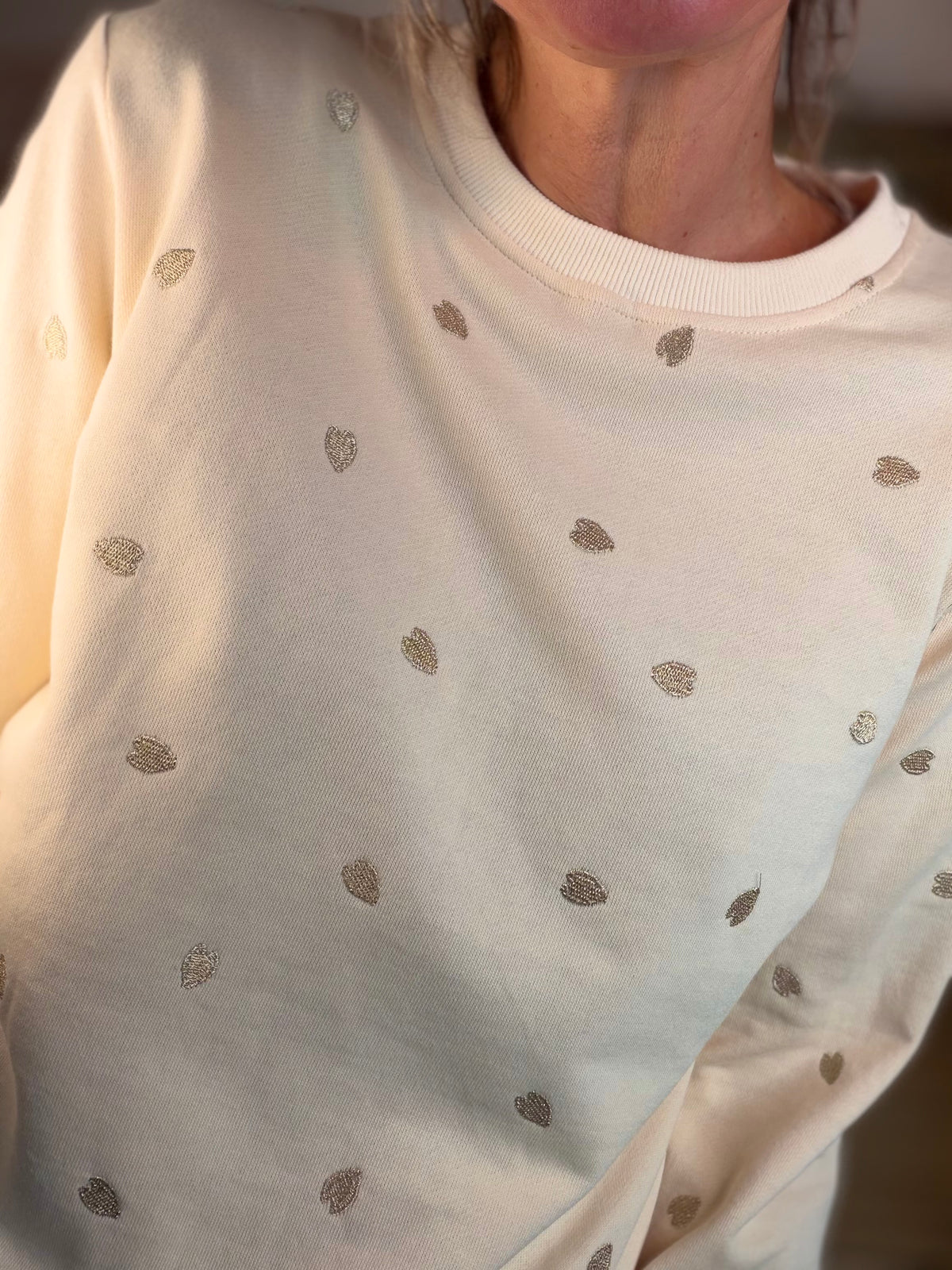 Sweat Beige cœurs dorés brodés 💛 LOUNA - FIN DE SÉRIE