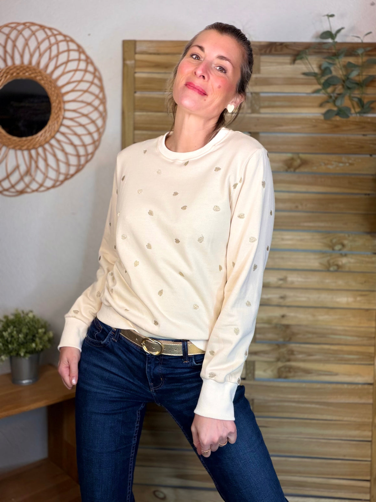 Sweat Beige cœurs dorés brodés 💛 LOUNA - FIN DE SÉRIE