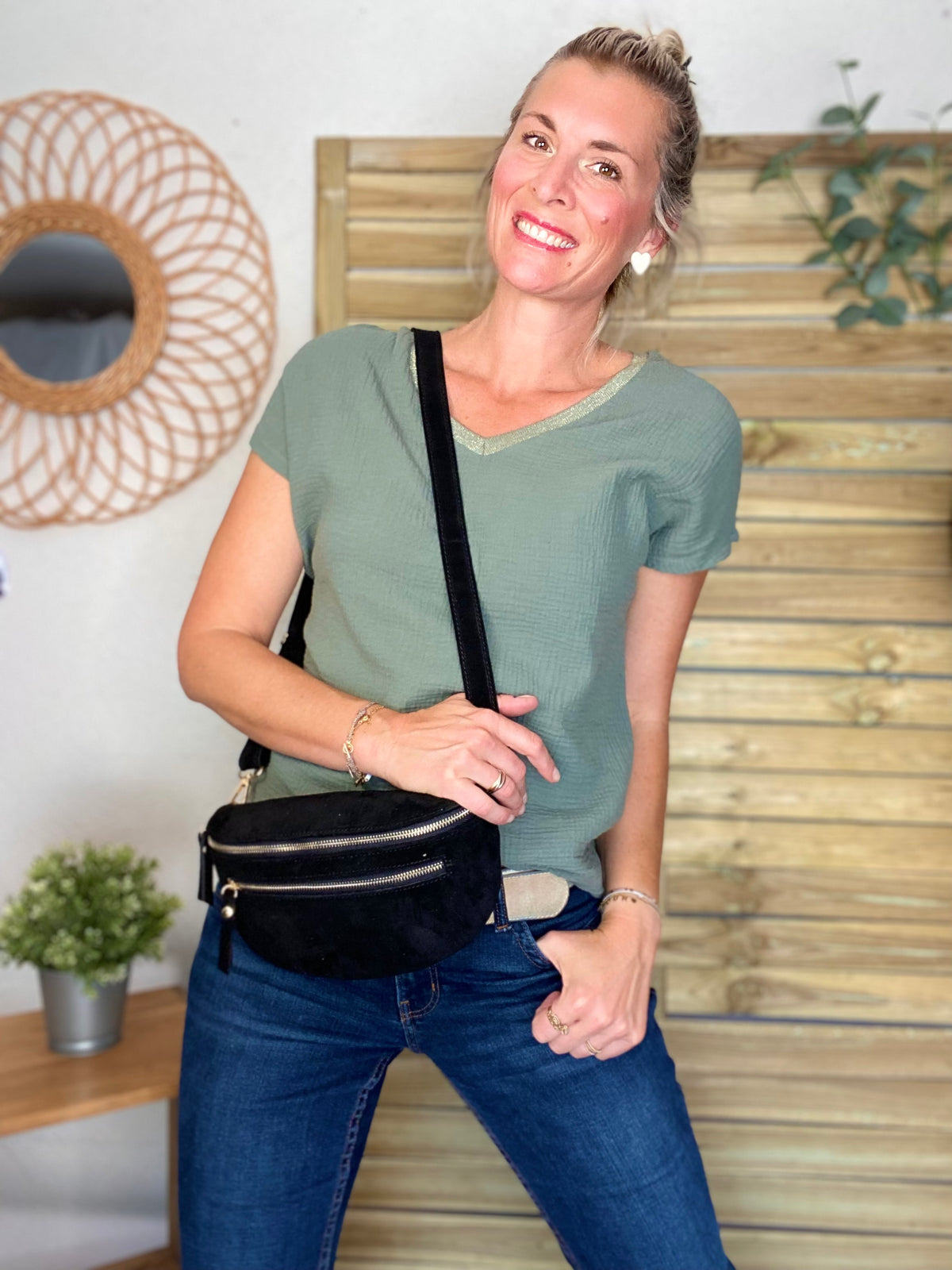 Sac banane en croûte de cuir + poche avant ALISON - Noir