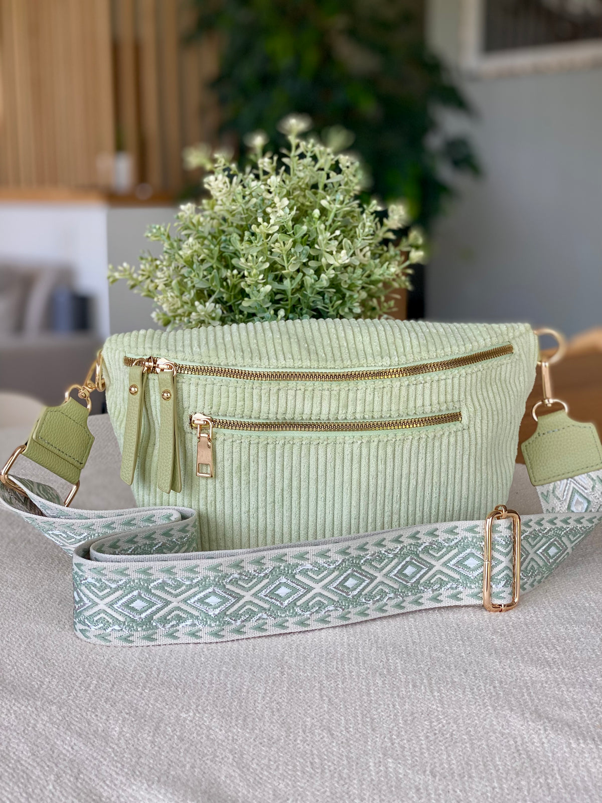 Sac banane L en velours côtelé 2 zips et sangle bicolore - ASHLY - Vert d’eau • FIN DE SÉRIE