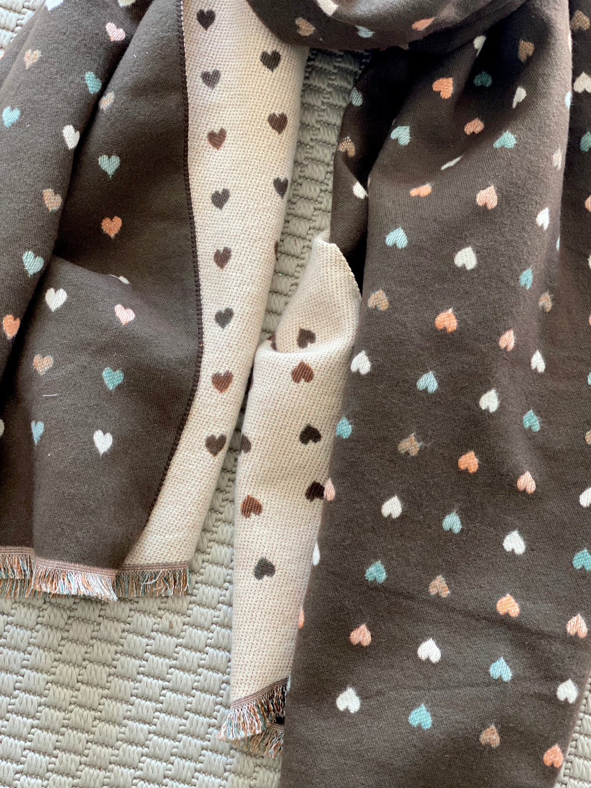 Écharpe douce réversible Coeurs SIMONE - Choco / Beige 💙🩷💛
