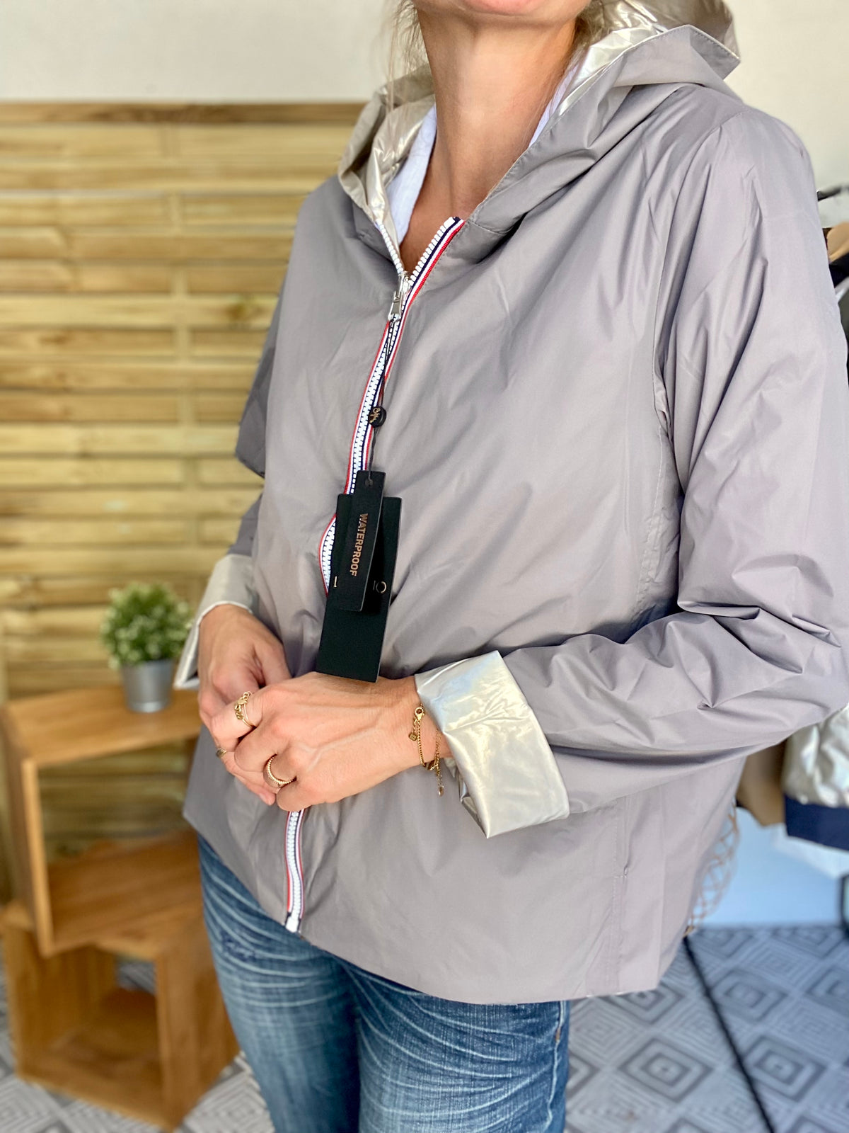 LAURA JO. Imperméable réversible léger GARANCE COURT - Gris taupe/Doré
