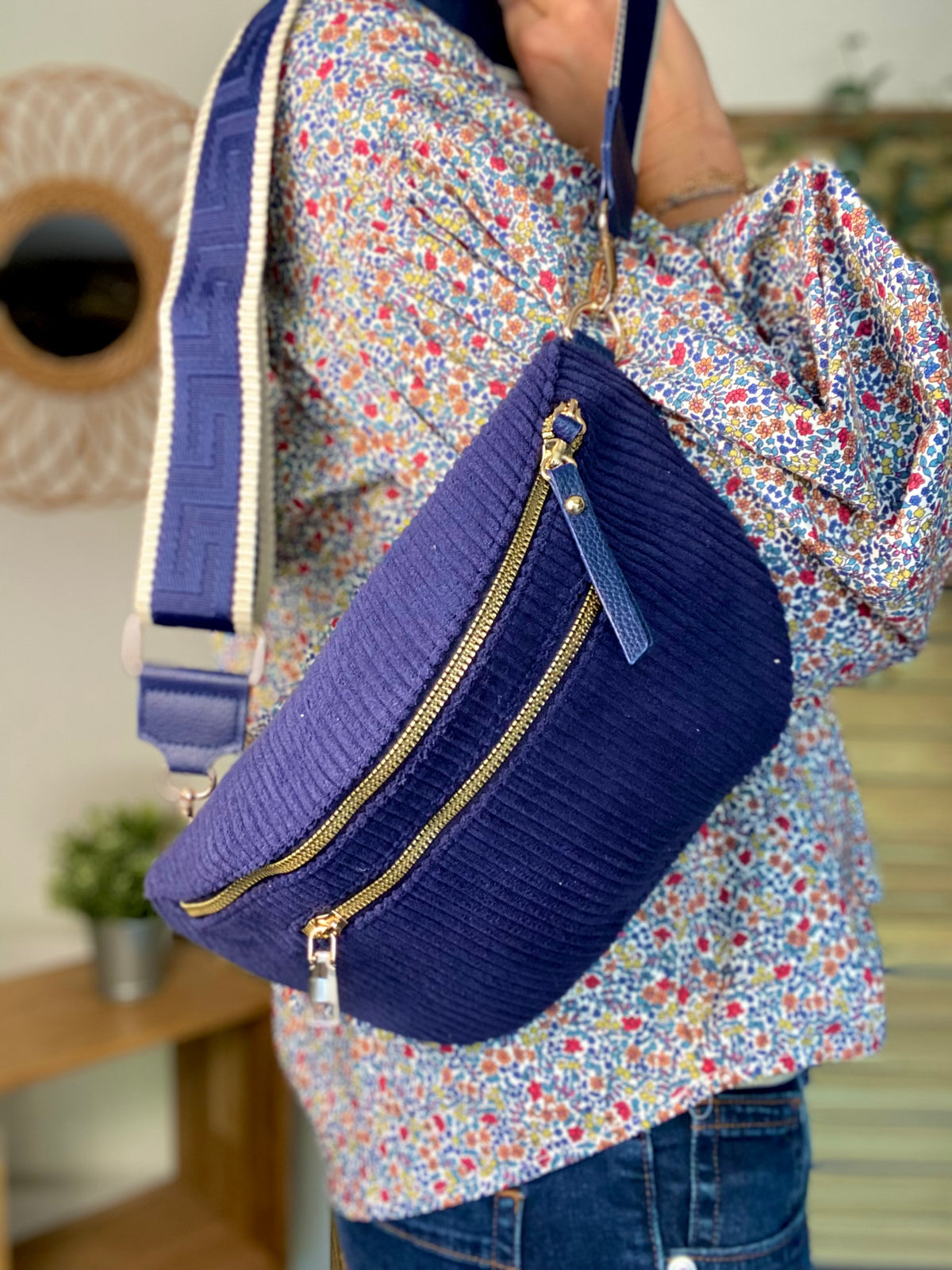 Sac banane L en velours côtelé 2 zips et sangle fantaisie - ASHLY - Bleu marine • FIN DE SÉRIE