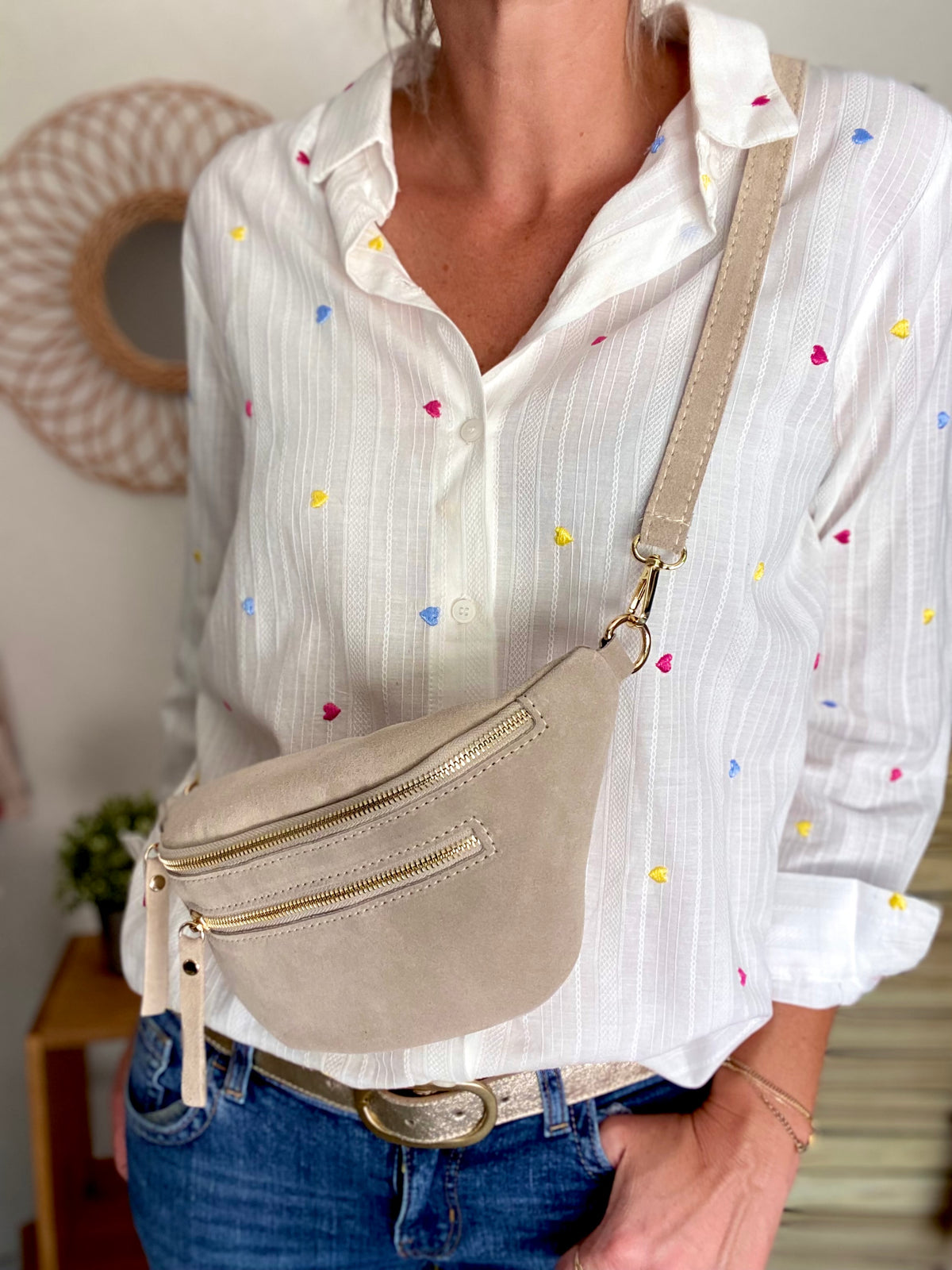 Sac banane avec poche avant, en cuir daim HOLLY - Beige • DÉSTOCKAGE