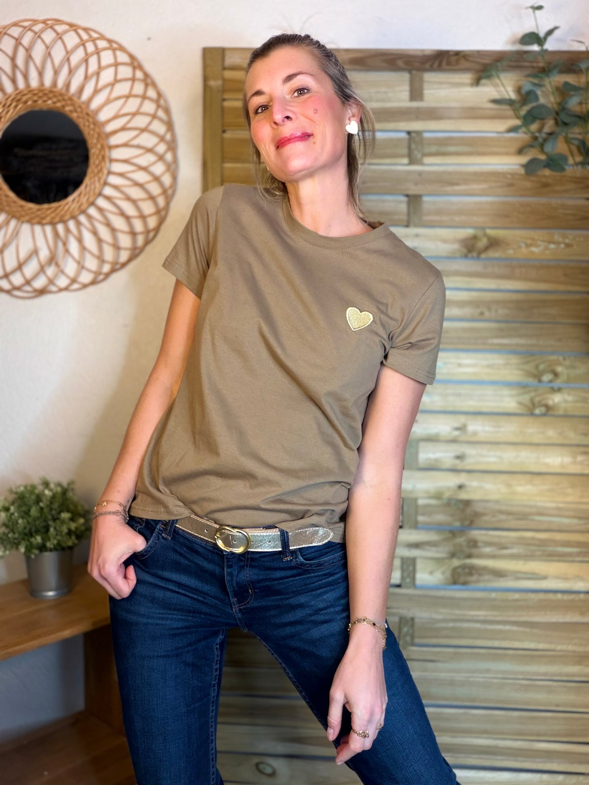 Tee shirt cœur brodé doré 💛 PIA Kaki - FIN DE SÉRIE
