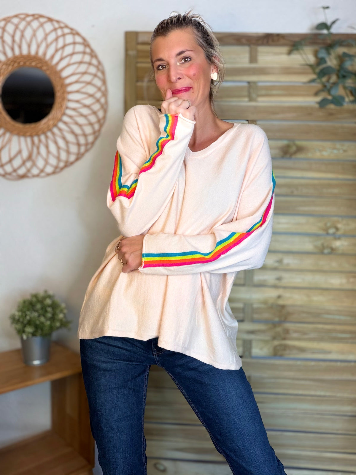 Pull fin avec bandes arc en ciel, col V - RAINBOW OVERSIZE 🌈 Rose orangé
