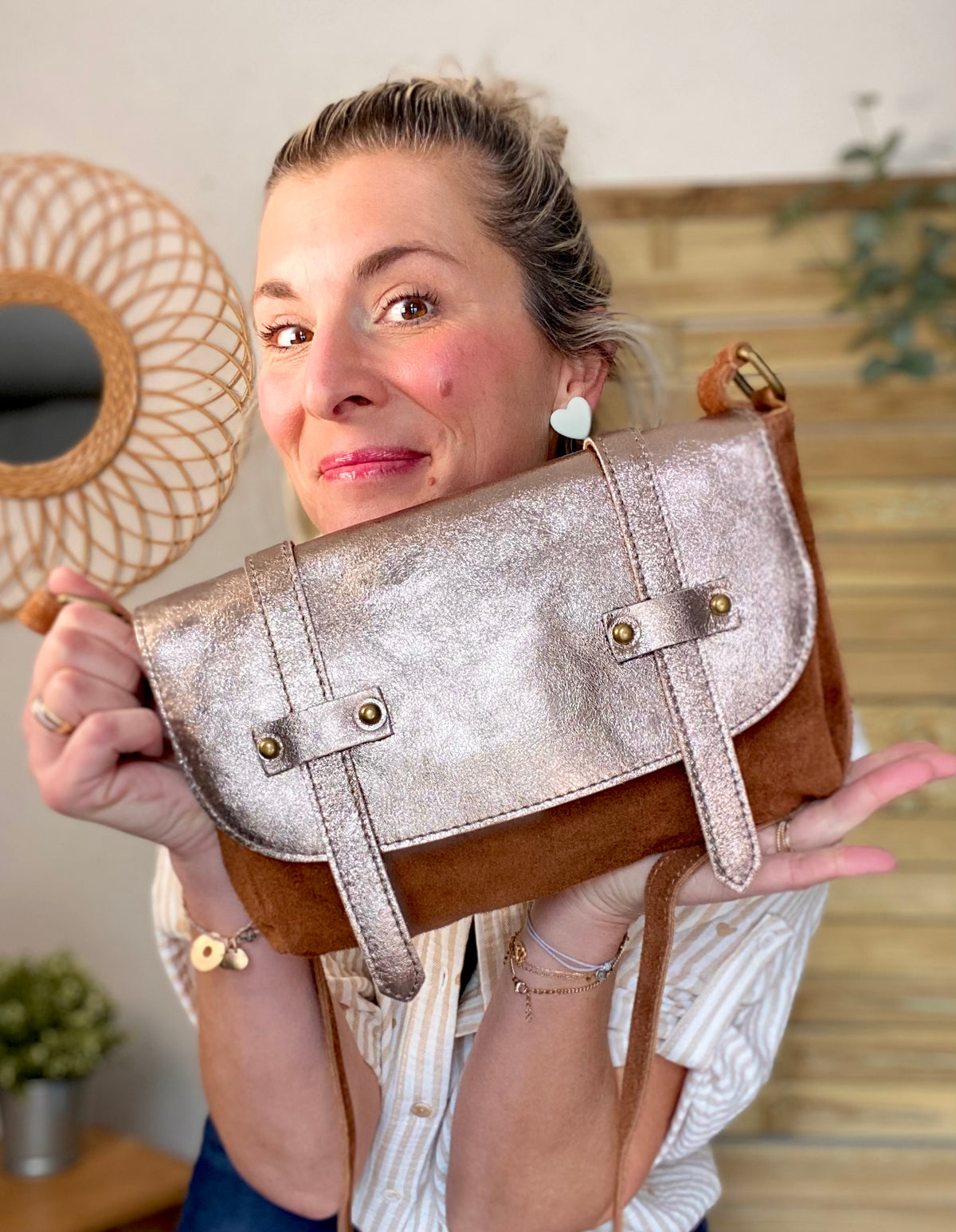 Sac bandoulière en cuir daim et irisé ESMÉE - Bronze / Camel