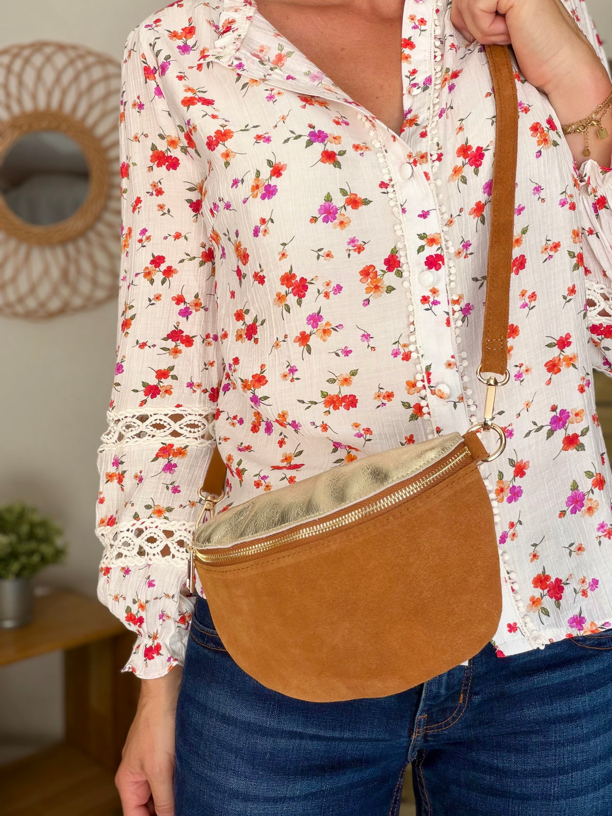 Sac banane M bi-matière en cuir irisé et velours 24cm - POLLY- Camel/Doré • FIN DE SÉRIE