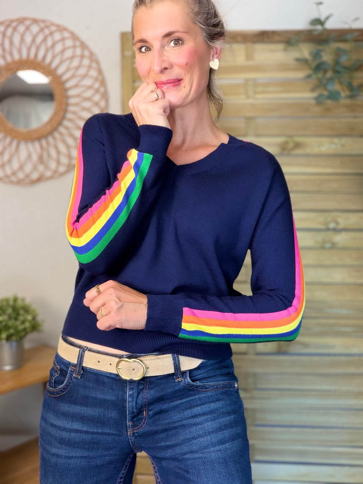 Pull fin avec bandes arc en ciel, col V - RAINBOW 🌈 Bleu marine - Spring 2026