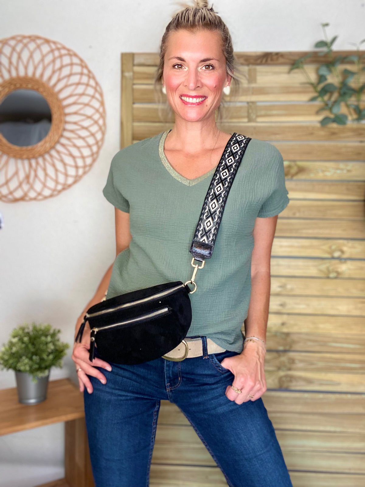 Sac banane en croûte de cuir + poche avant ALISON - Noir