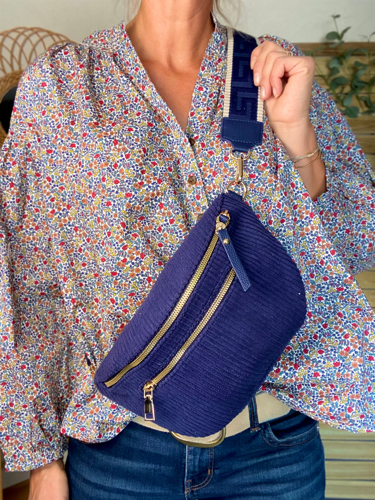 Sac banane L en velours côtelé 2 zips et sangle fantaisie - ASHLY - Bleu marine • FIN DE SÉRIE