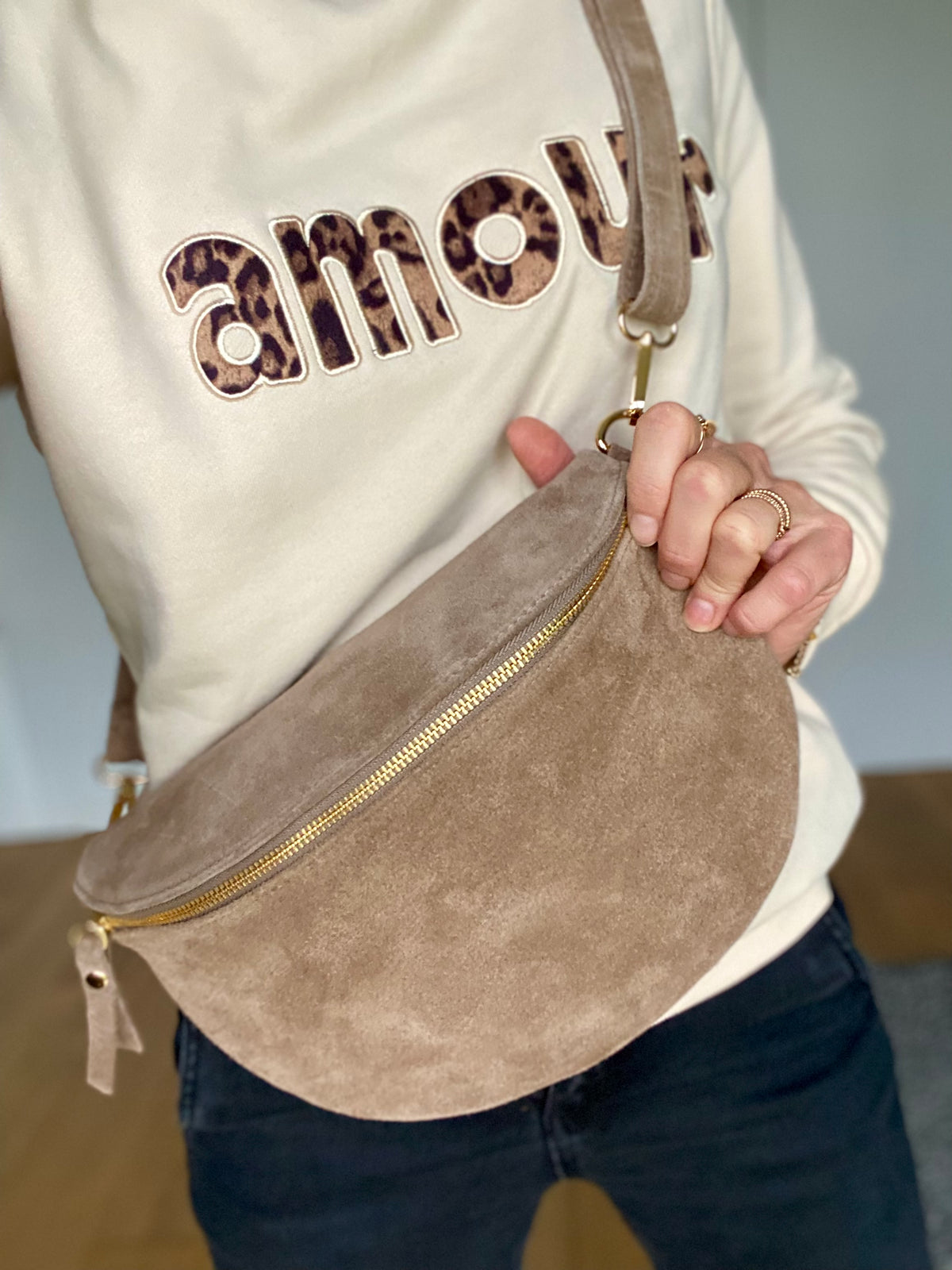 Sac banane XL en cuir velours 30cm JUDY - Taupe