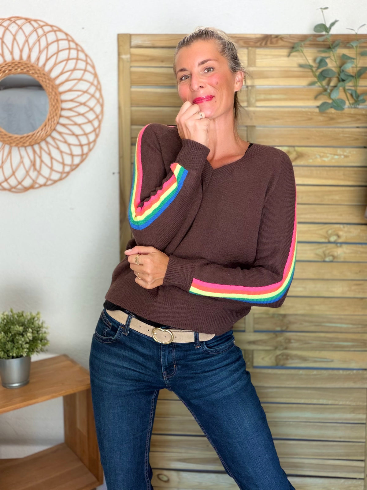 Pull épais avec bandes arc-en-ciel, col V - RAINBOW 🌈 Chocolat - Winter 2026