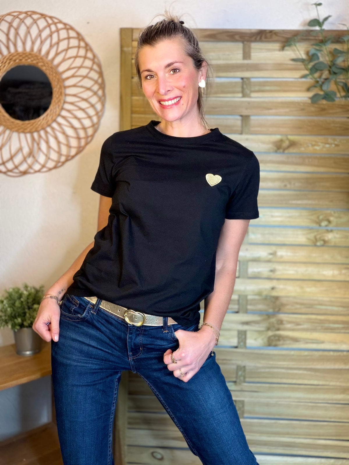 Tee shirt cœur brodé doré 💛 PIA Noir - FIN DE SÉRIE
