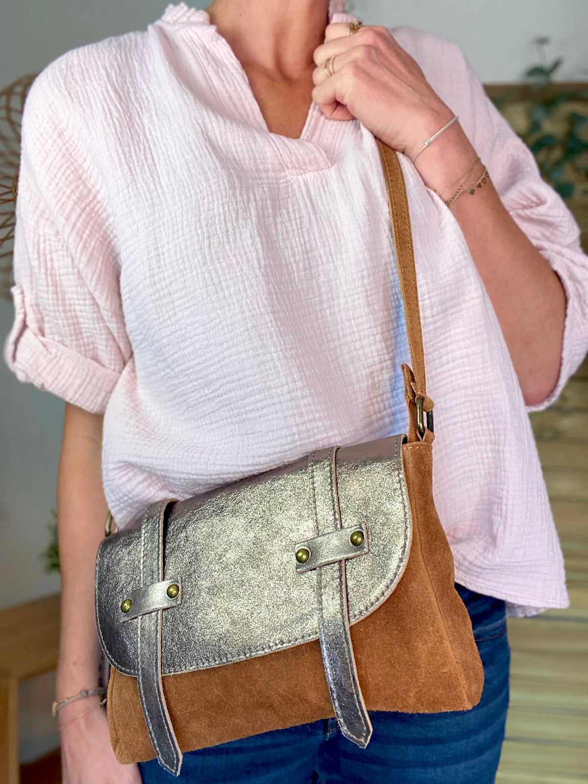 Sac bandoulière en cuir daim et irisé ESMÉE - Bronze / Camel
