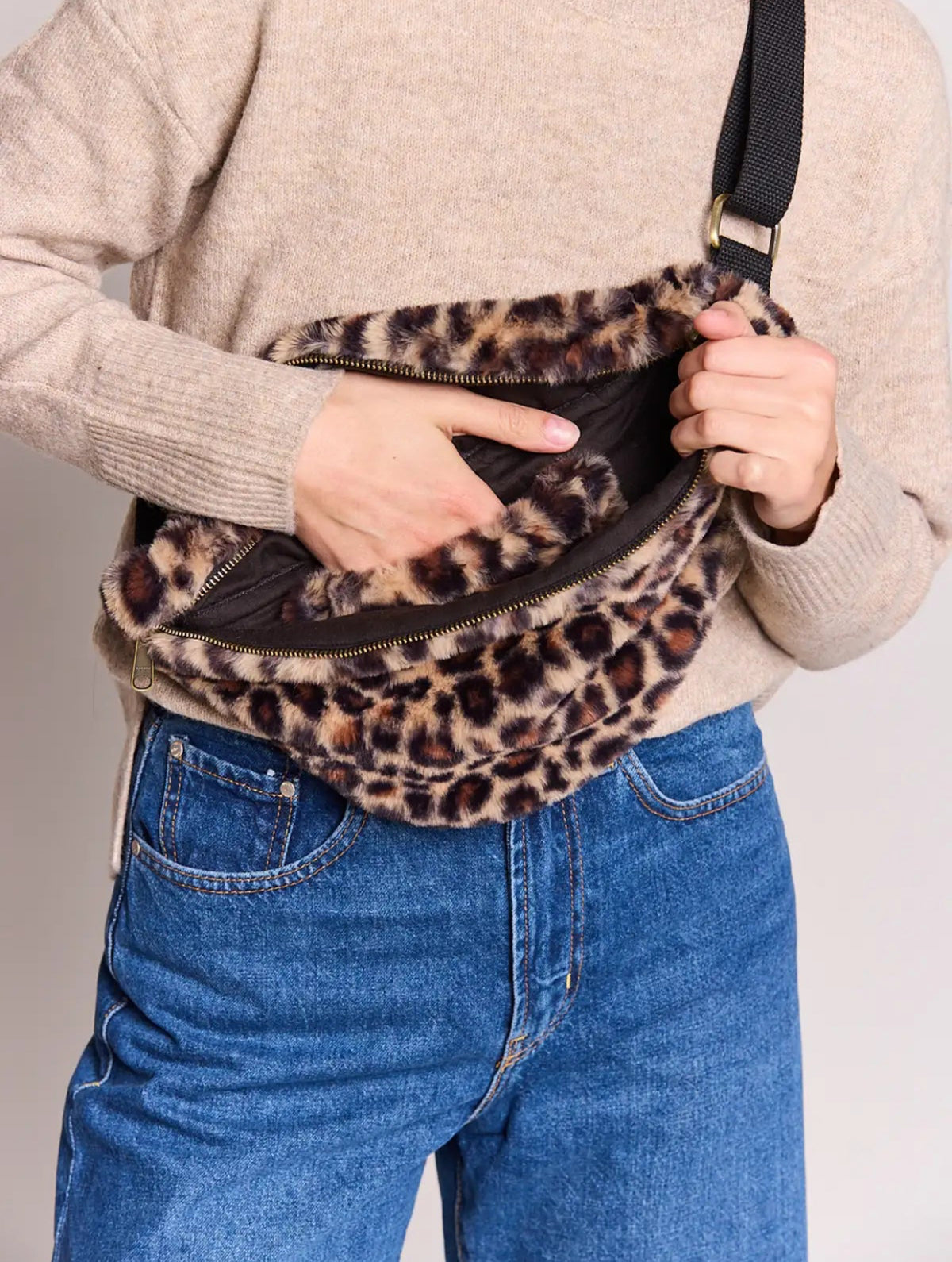 HINDBAG SASHA - Sac banane  Léo fourrure 🐆🤍