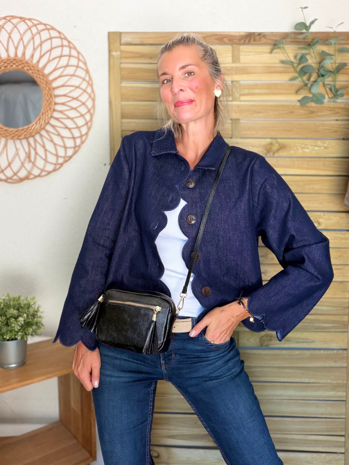 Veste courte à bords festonnés en denim CALISTE - Bleu brut • DÉSTOCKAGE