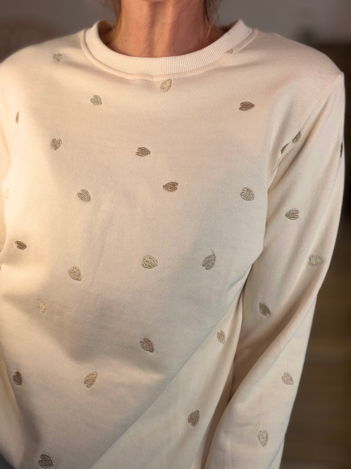 Sweat Beige cœurs dorés brodés 💛 LOUNA - FIN DE SÉRIE