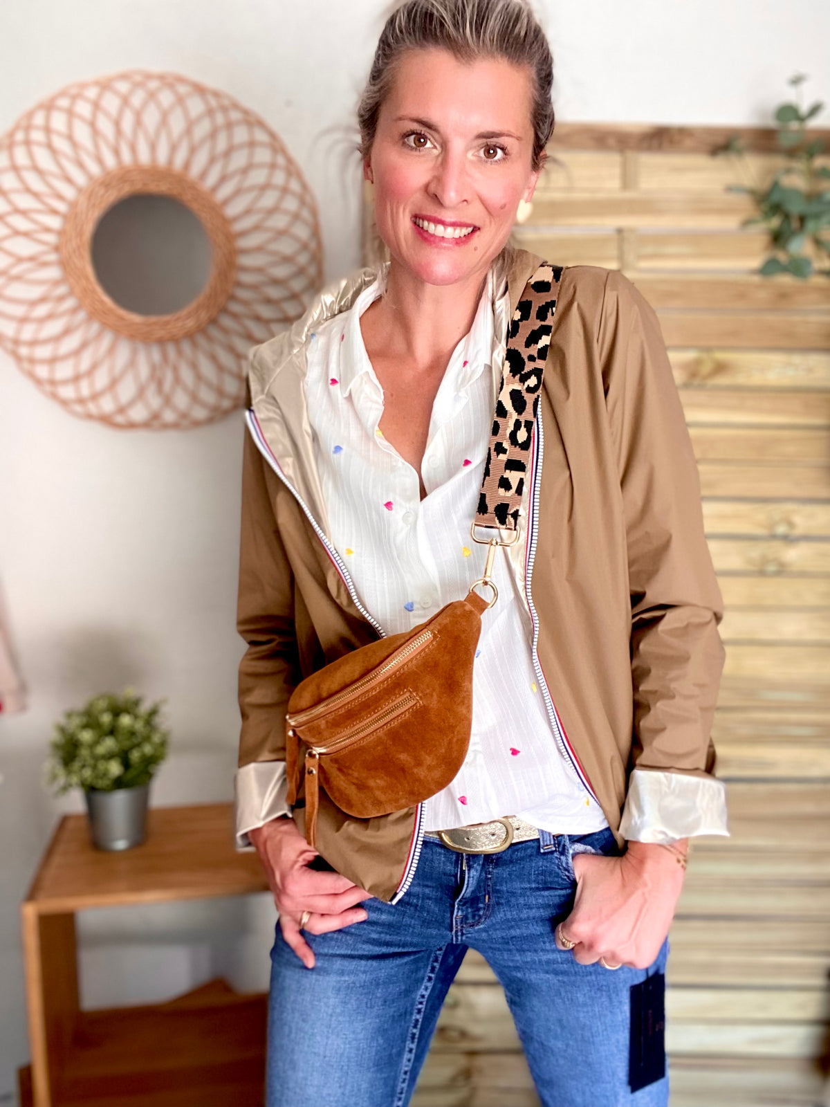 Sac banane avec poche avant, en cuir daim HOLLY - Camel