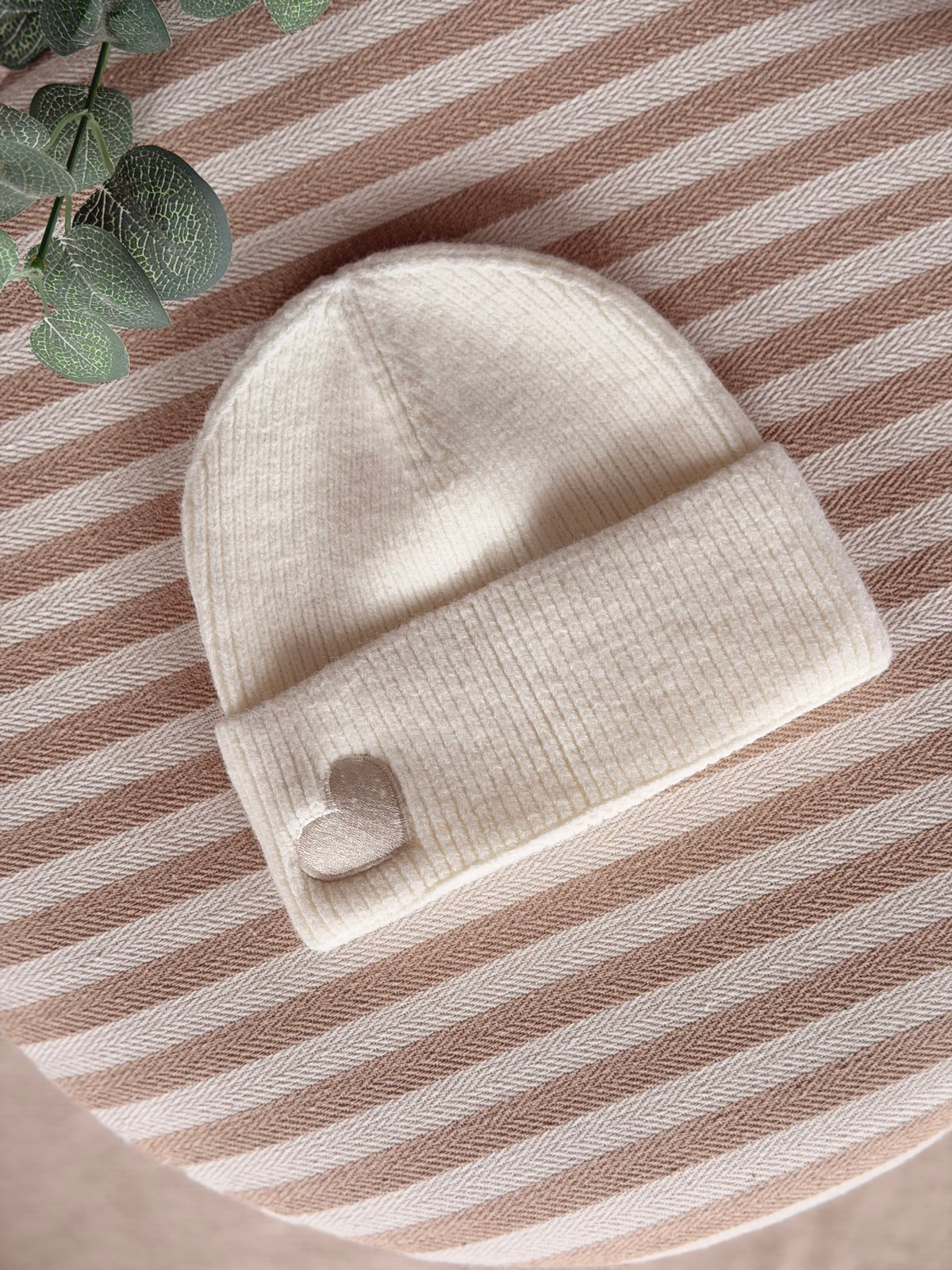 Bonnet avec écusson cœur ARTHUR (Femme et enfant) - FIN DE SÉRIE