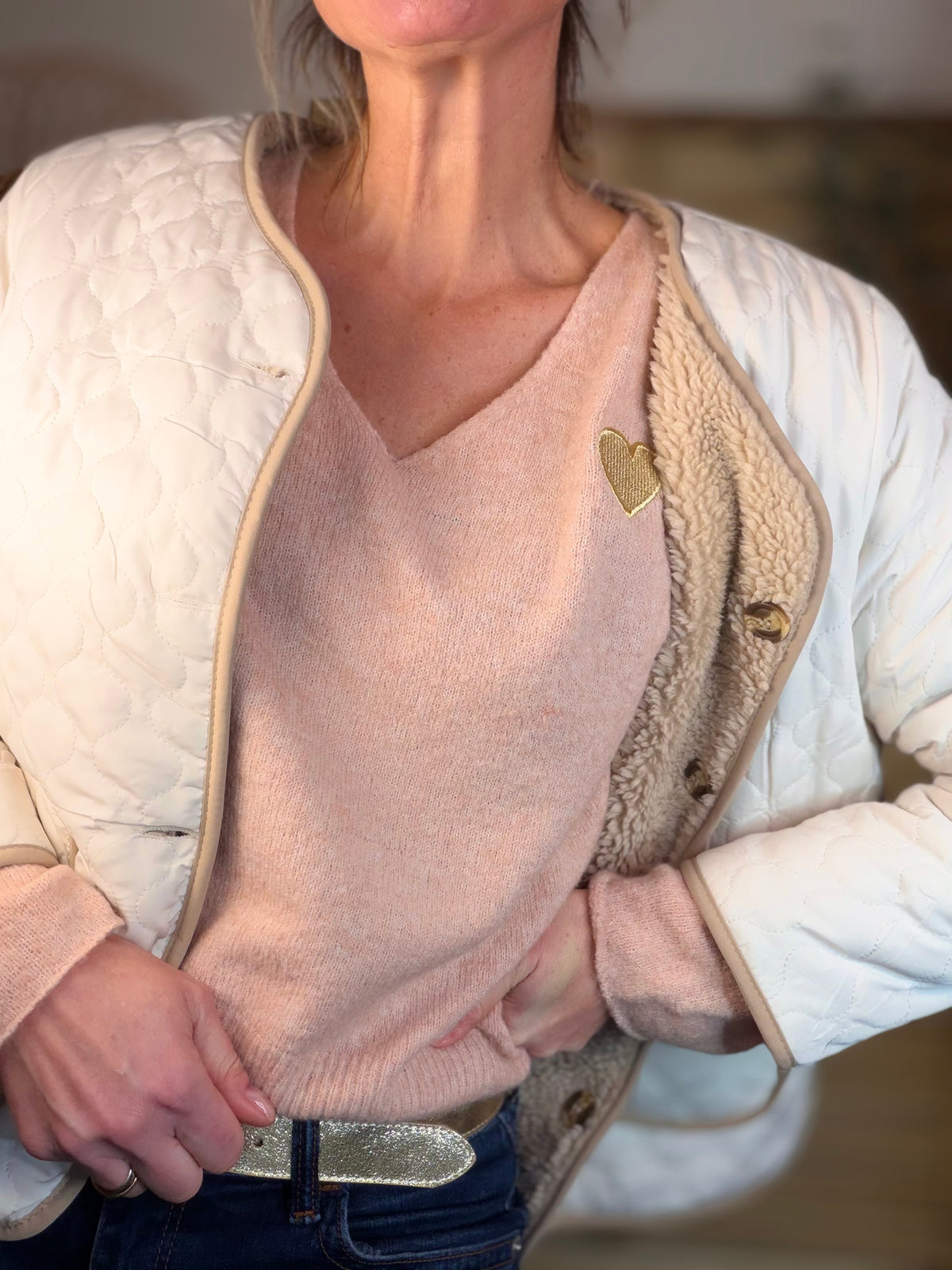 Pull léger en maille col V cœur doré brodé 💛 MELINA - Rose clair