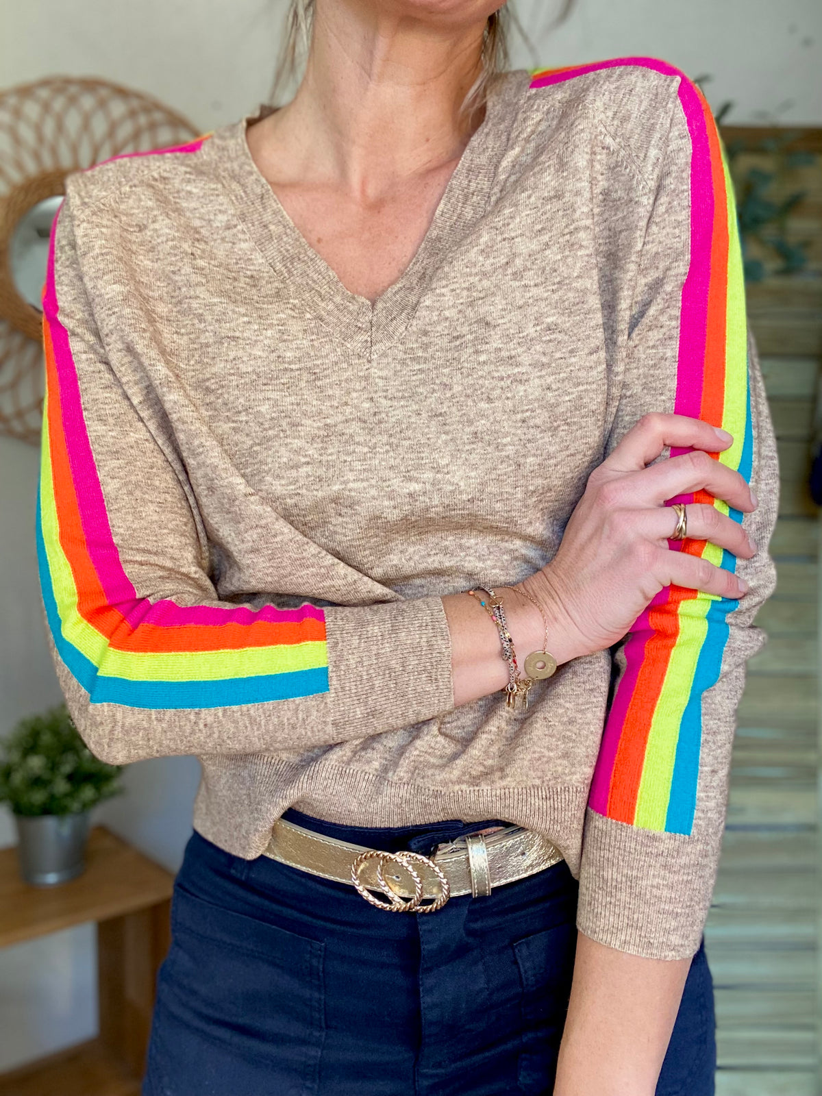 Pull fin avec bandes colorées, col V - RAINBOW 🌈 Taupe chiné - FIN DE SÉRIE