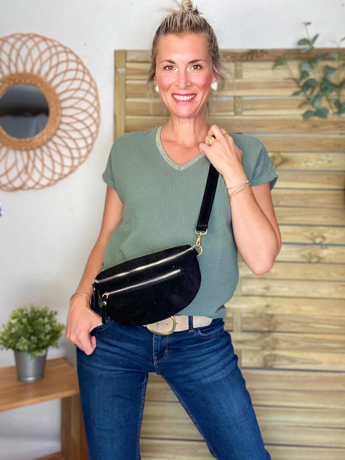 Sac banane en croûte de cuir + poche avant ALISON - Noir