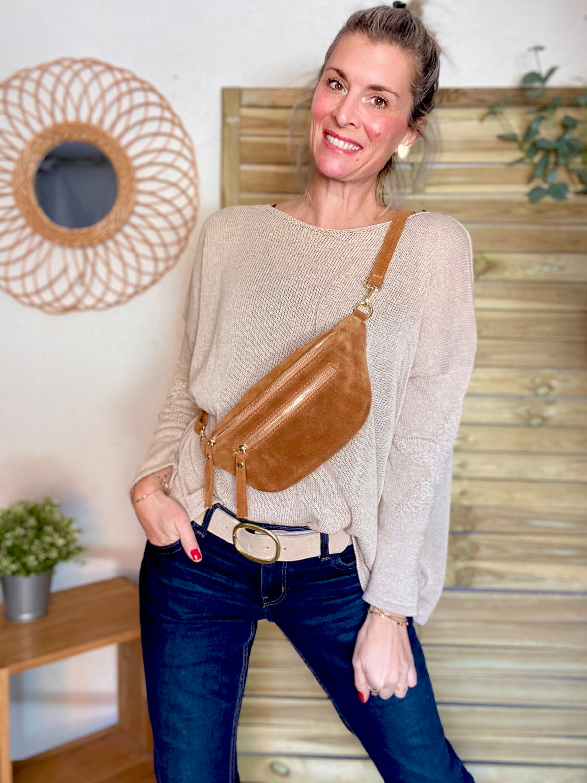 Sac banane avec poche avant, en cuir daim HOLLY - Camel