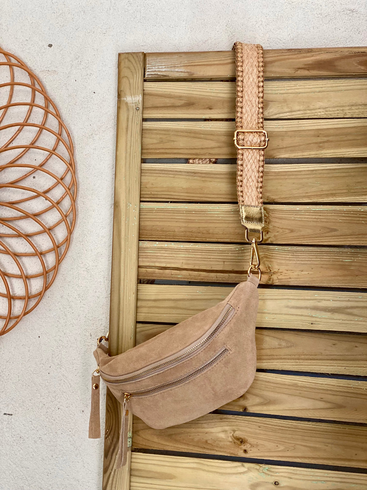 Sac banane avec poche avant, en cuir daim HOLLY - Taupe clair