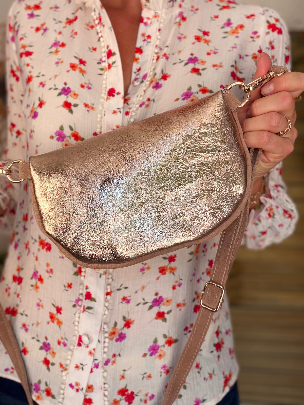 Sac banane M bi-matière en cuir irisé et velours 24cm - POLLY- Taupe/Bronze • FIN DE SÉRIE