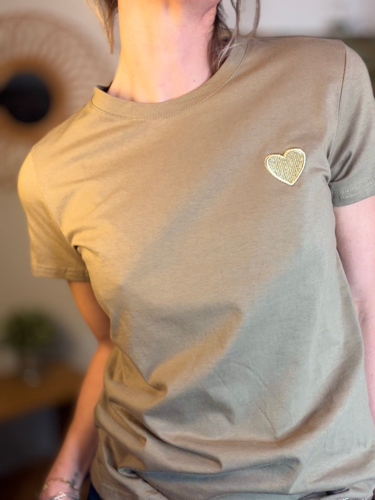 Tee shirt cœur brodé doré 💛 PIA Kaki - FIN DE SÉRIE