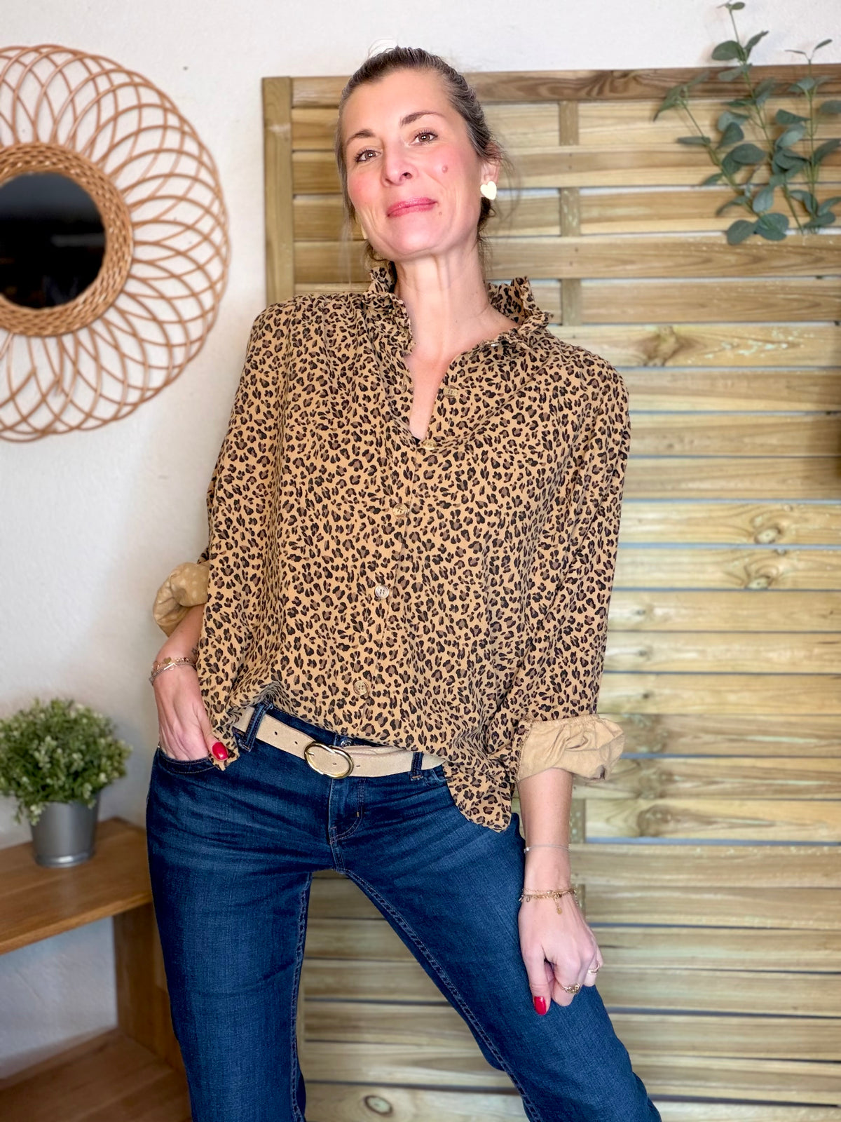 Chemise en velours côtelé fin coton, col volanté FRIDA - Léo camel 🐆