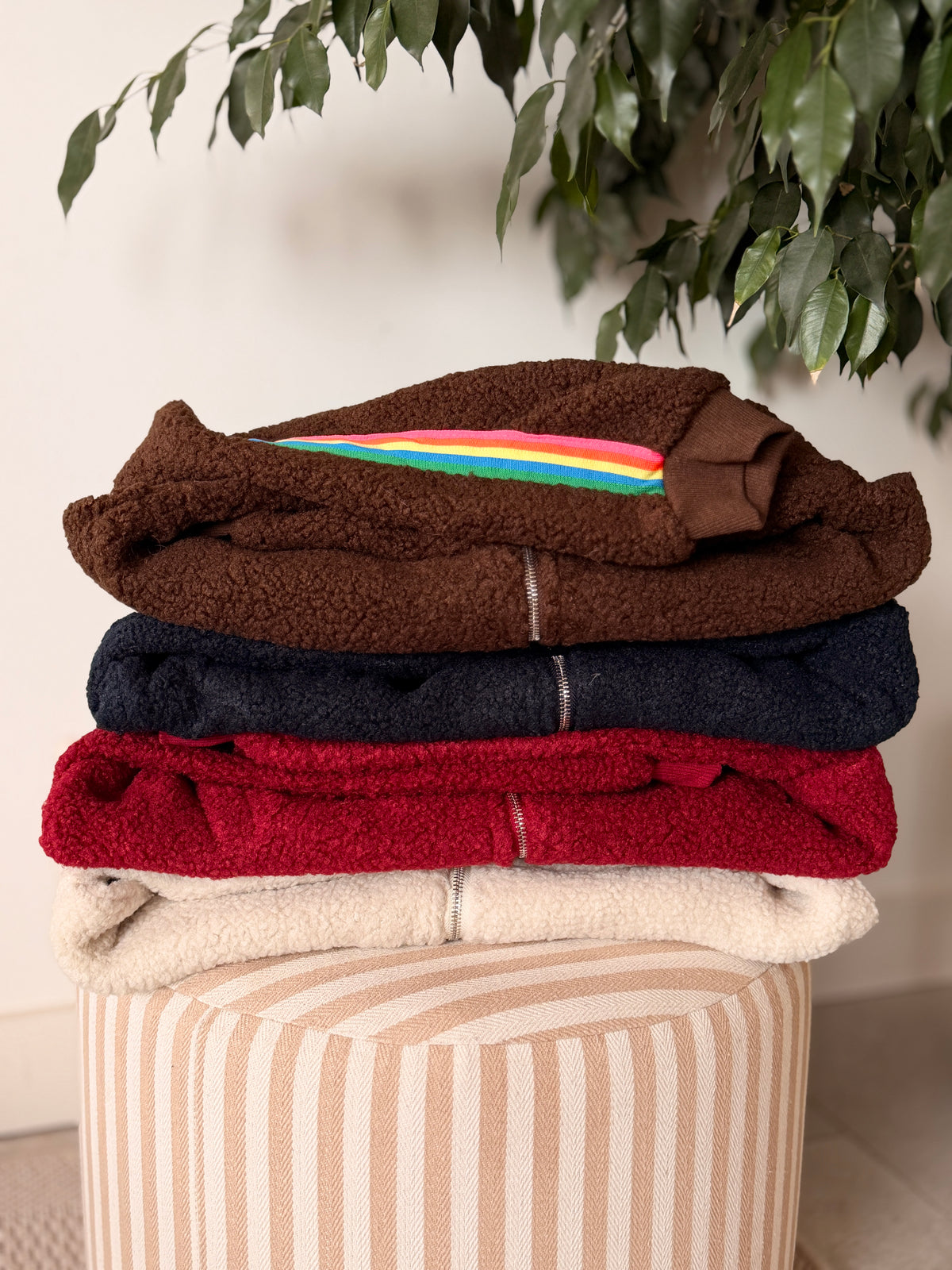 Veste Sherpa zippée bandes Arc-en-ciel CORALIE Bordeaux 🌈