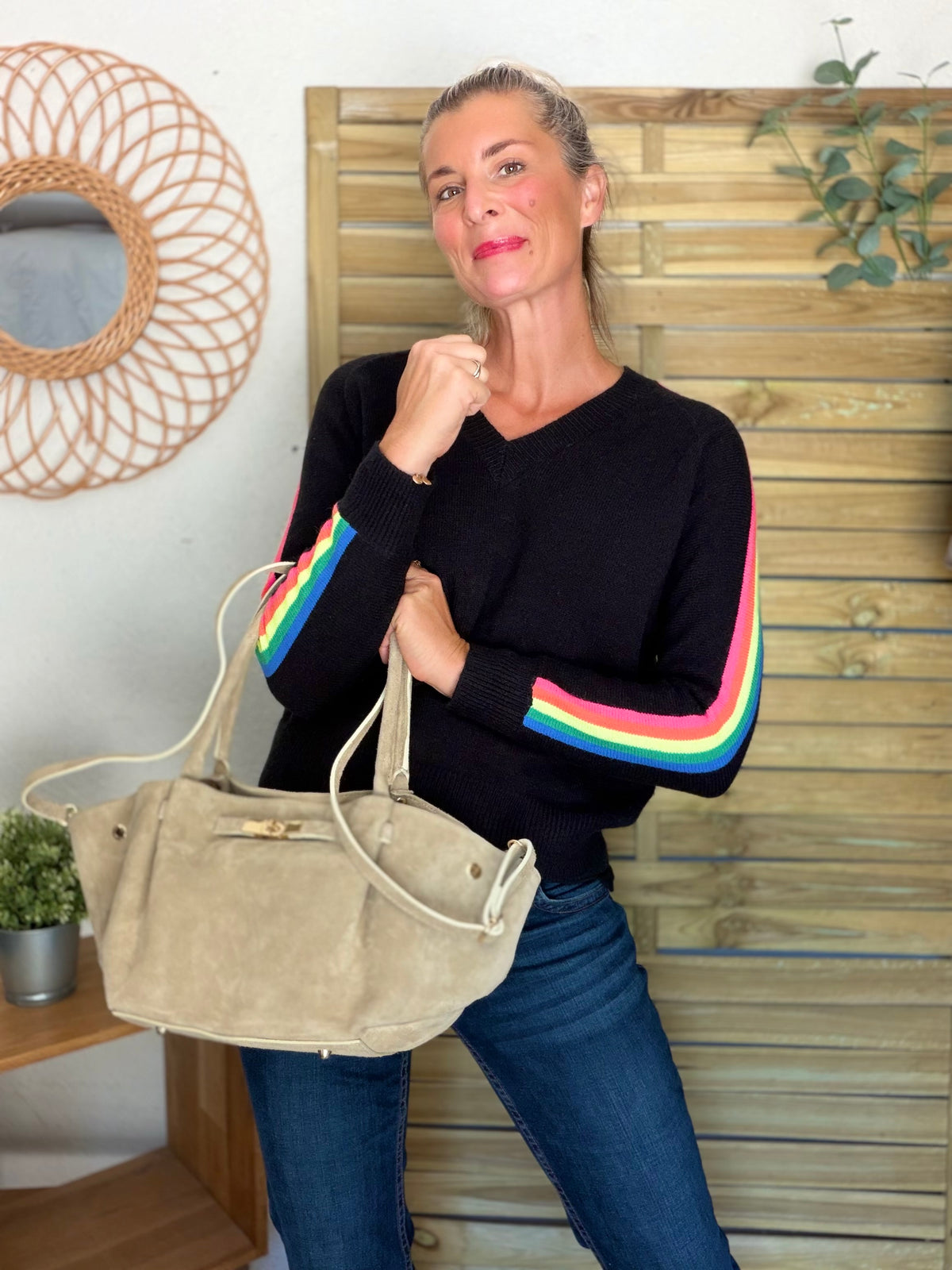 Pull épais avec bandes arc-en-ciel, col V - RAINBOW 🌈 Noir - Winter 2026