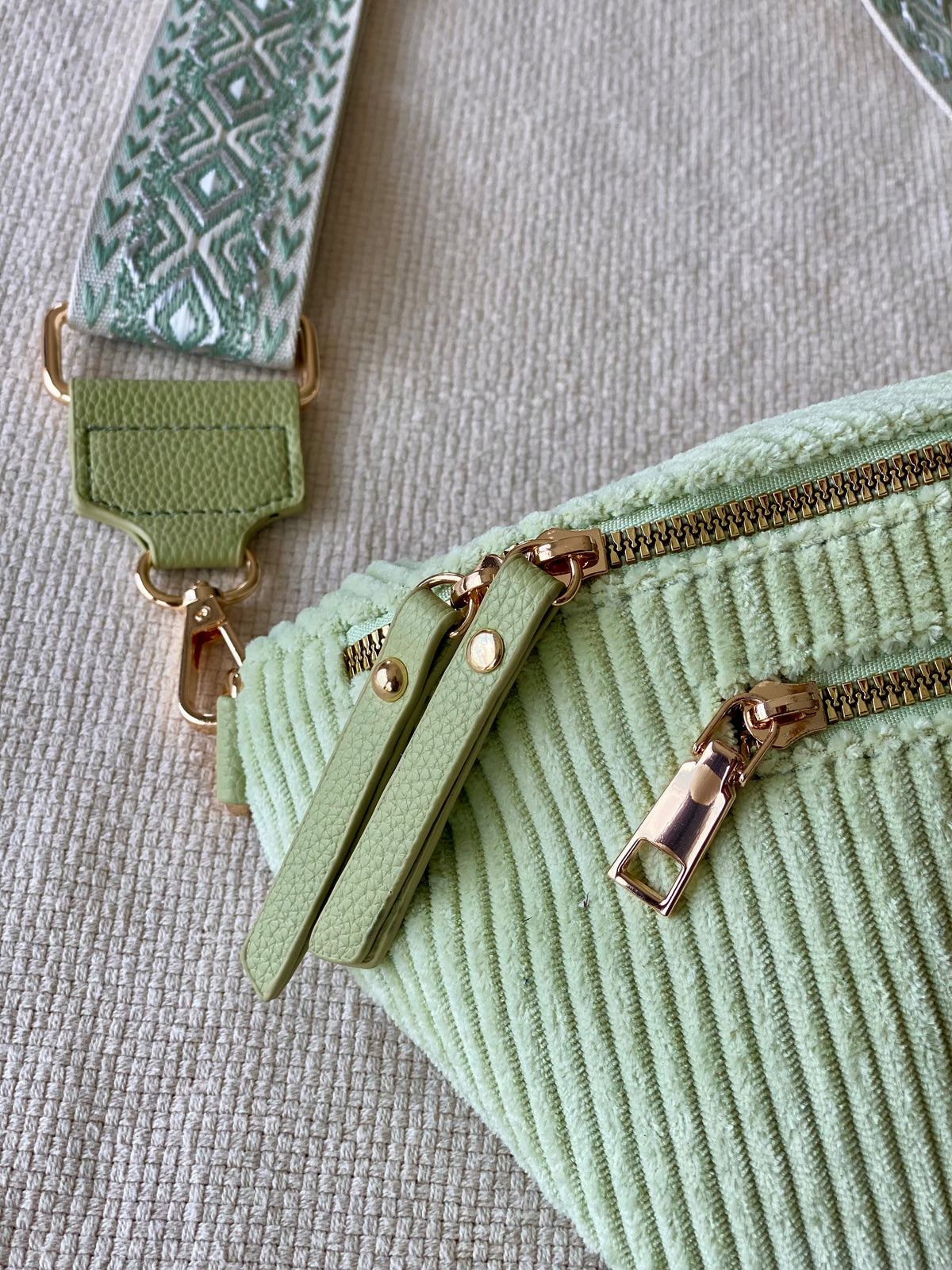 Sac banane L en velours côtelé 2 zips et sangle bicolore - ASHLY - Vert d’eau • FIN DE SÉRIE