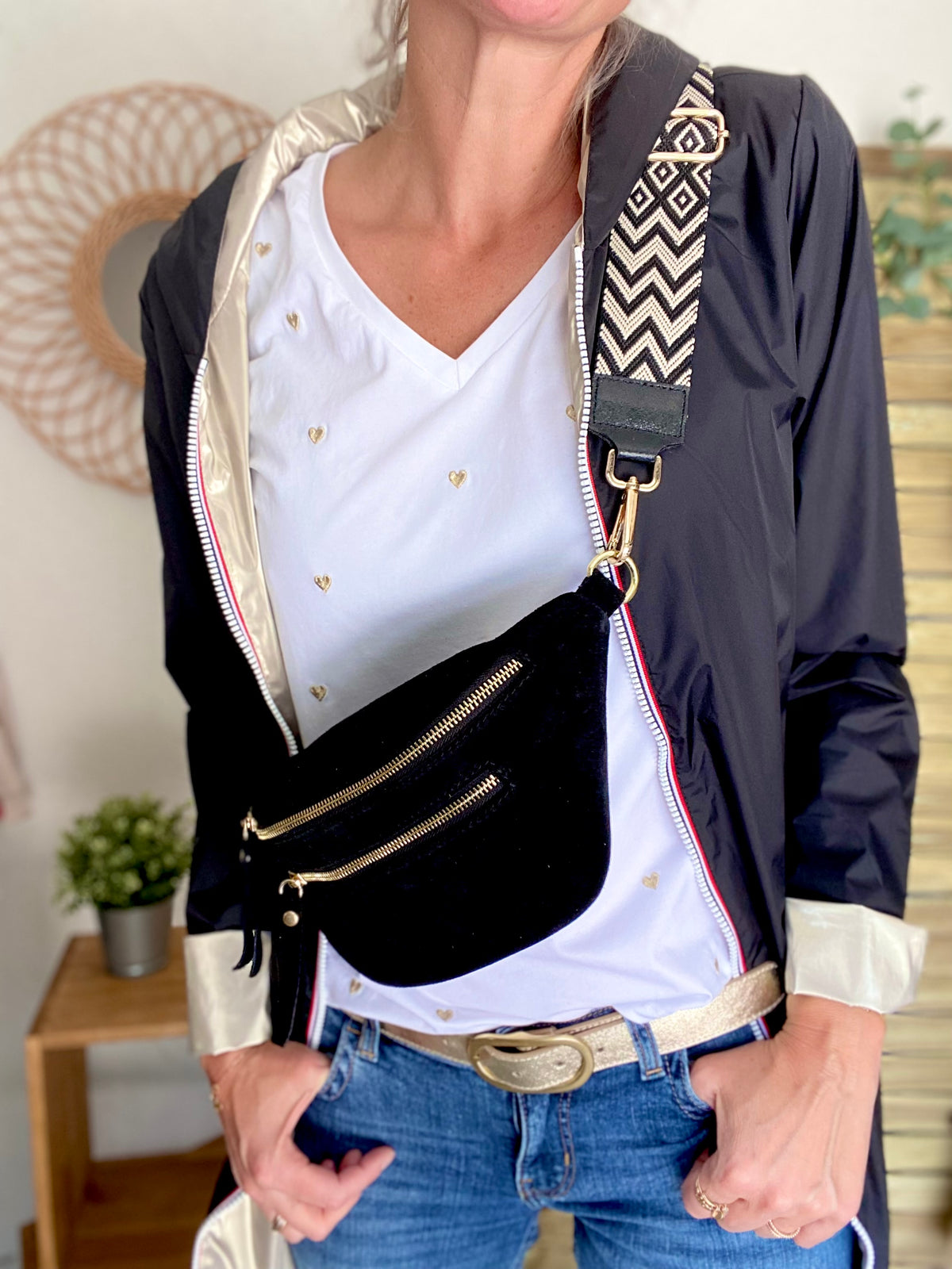 Sac banane avec poche avant, en cuir daim HOLLY - Noir